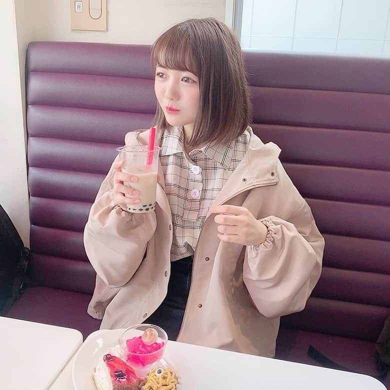 みさねさんのインスタグラム写真 - (みさねInstagram)「タピオカコーデ🥰笑 ㅤ マンパ可愛いじゃろう〜 ㅤ タピオカが同化しとる（笑） ㅤ 飲んどるのは豆乳ウーロンティーのタピオカ🍼  ㅤ 今豆乳のマルサンとスイパラがコラボしとるけん飲み放題🦷 ㅤ スーパーとかにも売っとるよ！ ㅤ ほうじ茶もあった🍵 ㅤ 豆乳苦手な人にも飲んでみてほしいくらいどっちも美味しいほうじ茶好きにはたまらん🥺💕 ㅤ @marusanai_official  ㅤ #マルサン豆乳でタピる#スイパラ#marusan#PR#新発売 #マンパ #マウンテンパーカー #ベージュコーデ #チェックシャツ #ゆるコーデ #バルーン袖 #秋コーデ #ガーリーコーデ #低身長コーデ #タピオカ #スイーツ部」9月22日 18時32分 - misane1209