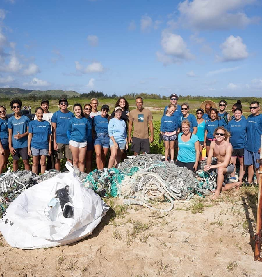 ジャック・ジョンソンさんのインスタグラム写真 - (ジャック・ジョンソンInstagram)「Jack joined @kokuahawaiifoundation @kokua.plasticfreehawaii for #internationalcoastalcleanup on the North Shore of Oahu. Mahalo to the millions of volunteers around the world who came together to clean their local communities, coastlines and waterways. 📸 @john_bilderback @worldcleanupday_2019 #AAOPlasticFree #PlasticFreeHawaii」9月22日 18時46分 - jackjohnson