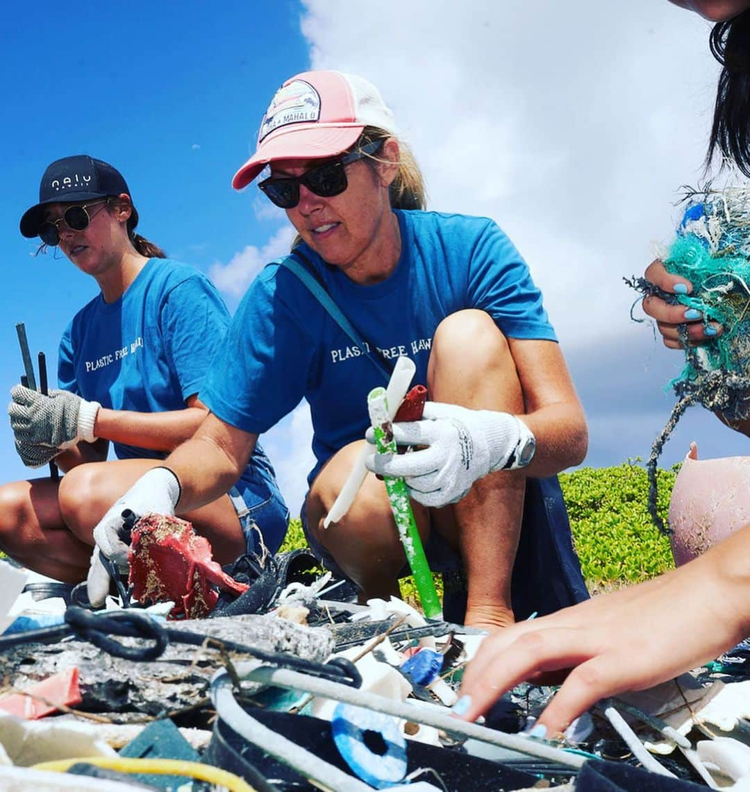 ジャック・ジョンソンさんのインスタグラム写真 - (ジャック・ジョンソンInstagram)「Jack joined @kokuahawaiifoundation @kokua.plasticfreehawaii for #internationalcoastalcleanup on the North Shore of Oahu. Mahalo to the millions of volunteers around the world who came together to clean their local communities, coastlines and waterways. 📸 @john_bilderback @worldcleanupday_2019 #AAOPlasticFree #PlasticFreeHawaii」9月22日 18時46分 - jackjohnson