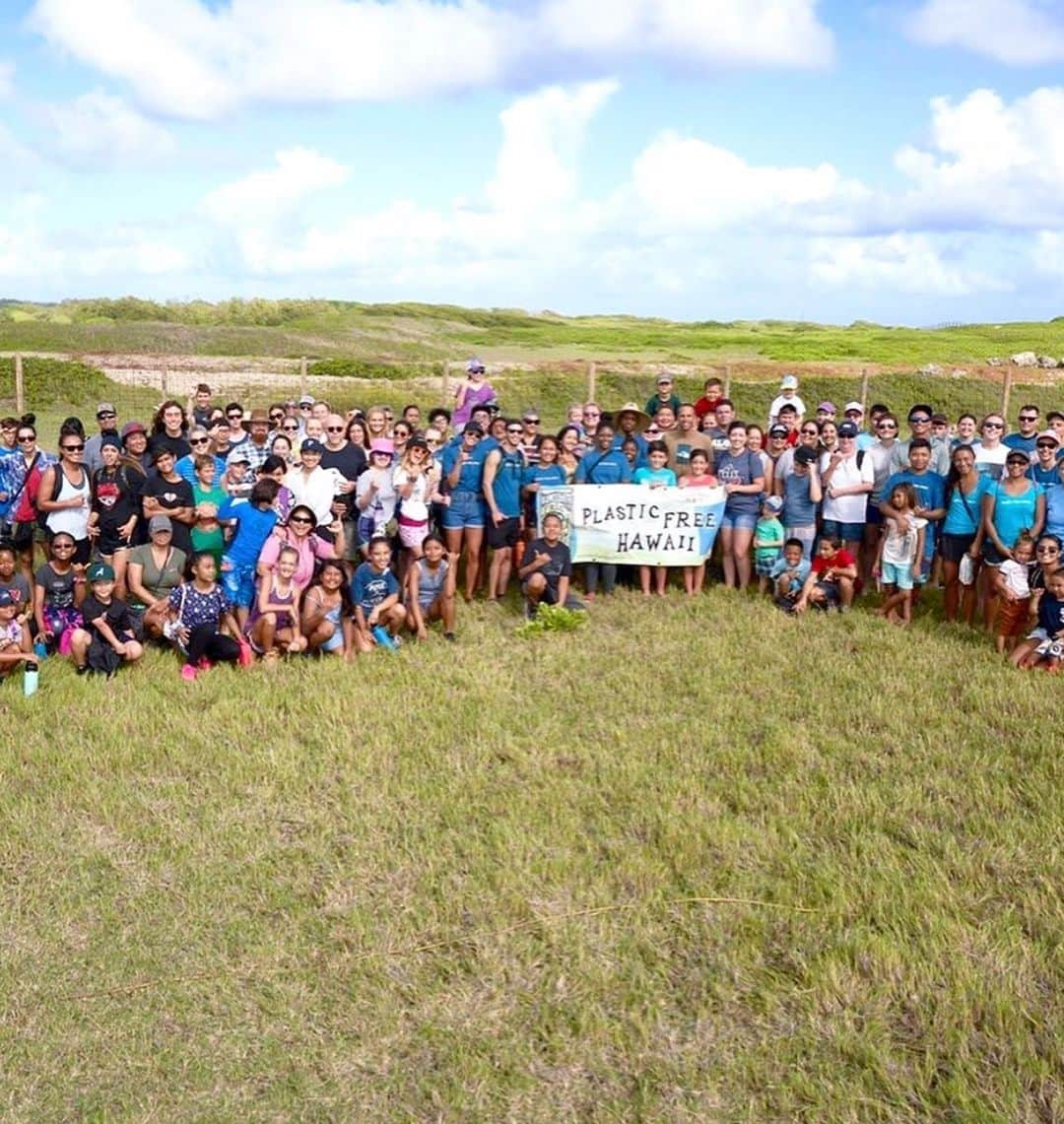 ジャック・ジョンソンさんのインスタグラム写真 - (ジャック・ジョンソンInstagram)「Jack joined @kokuahawaiifoundation @kokua.plasticfreehawaii for #internationalcoastalcleanup on the North Shore of Oahu. Mahalo to the millions of volunteers around the world who came together to clean their local communities, coastlines and waterways. 📸 @john_bilderback @worldcleanupday_2019 #AAOPlasticFree #PlasticFreeHawaii」9月22日 18時46分 - jackjohnson