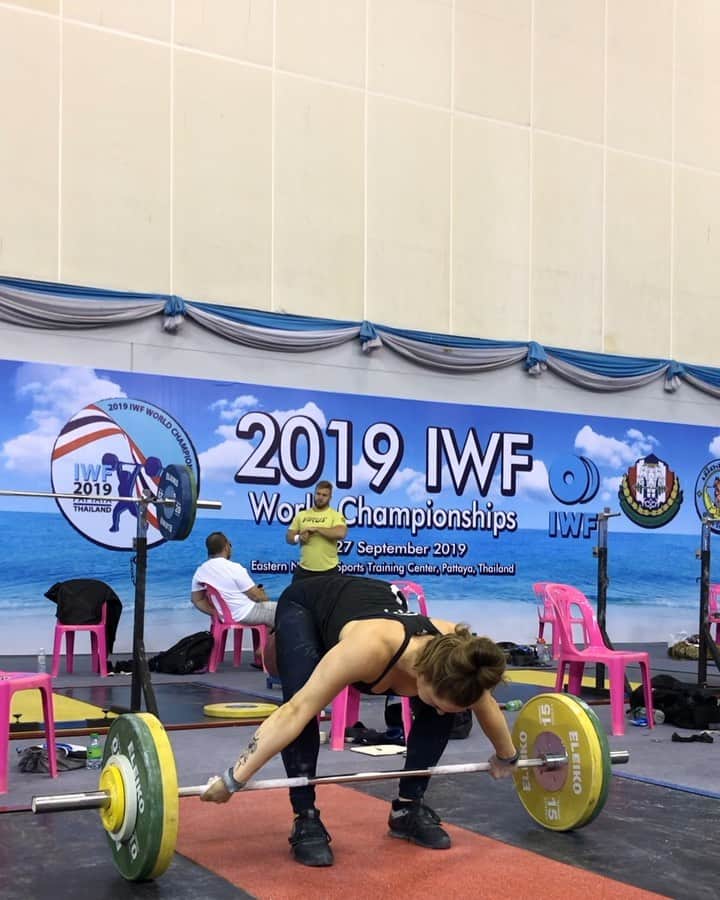 マッティ・ロジャーズのインスタグラム：「Last day snappy things! I compete tomorrow at 5:55pm Thailand time. @usa_weightlifting has all the links to watch. Feeling good and happy to be here. Looking forward to just enjoying myself on the big stage tomorrow!」