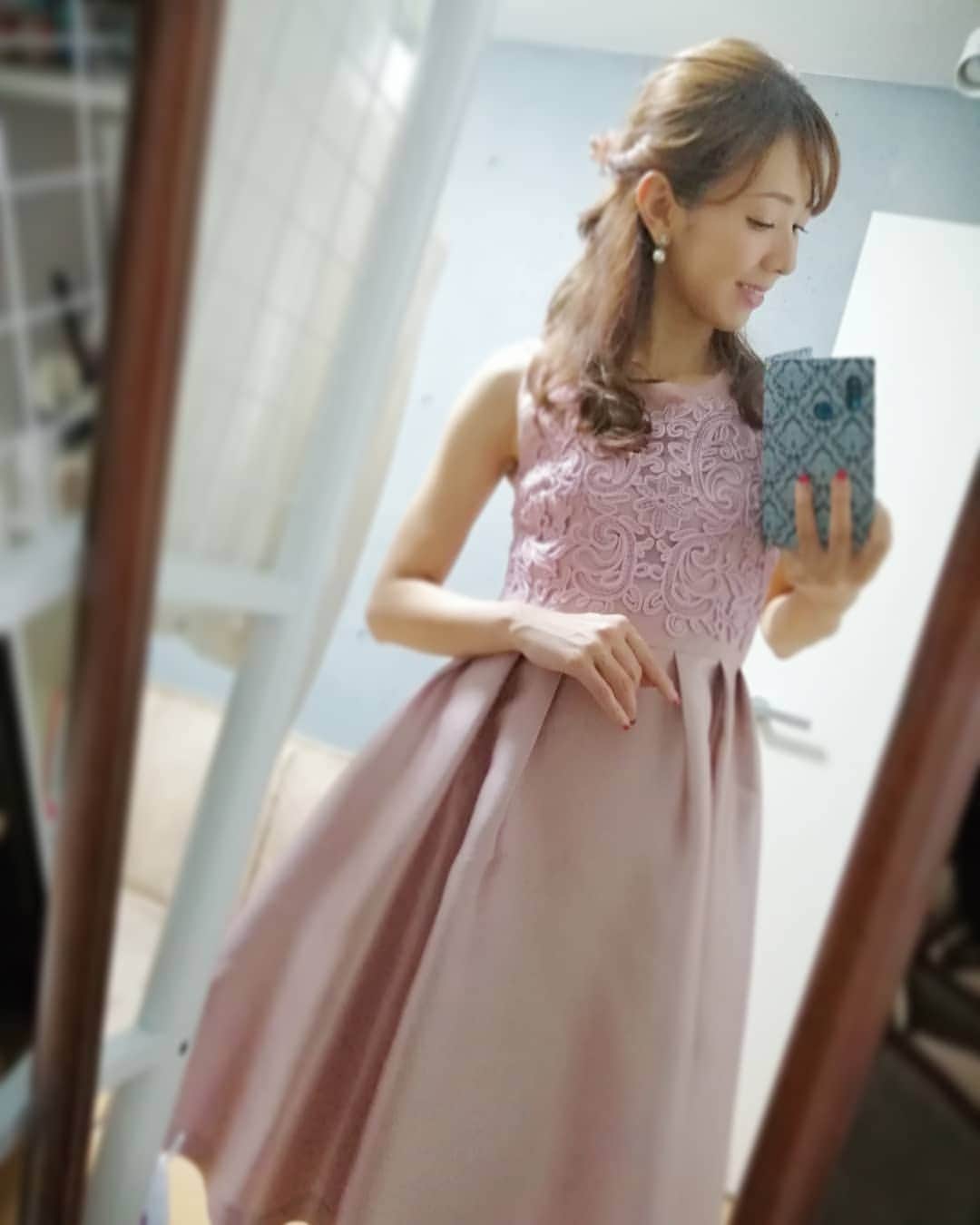 杉山由紀子のインスタグラム：「結婚式コーデ✨ * 今回はdorrydollのドレスを💓 * * メイクはもちろんartistry studio💄✨✨ * ☑️👀ｸﾘｰﾑｱｲｼｬﾄﾞｰ　ｺﾞｰﾙﾄﾞｸﾗｯｼｭ ☑️👀ﾏｽｶﾗﾍﾞｰｽ ﾌﾟﾗｲﾏｰ + ﾚﾝｸﾞｽﾃﾞﾌｨﾆｼｮﾝ ﾏｽｶﾗ ☑️💄ﾏｯﾄﾘｯﾌﾟｸﾚﾖﾝ ﾛｰｽﾞｺﾞｯﾄﾈｽ ☑️☺️ｵﾝｻﾞｺﾞｰﾊﾟﾚｯﾄ ﾋﾟﾝｸ * そして肌は ☑️ｴｸﾞｻﾞｸﾄﾌｨｯﾄのﾌｧﾝﾃﾞｰｼｮﾝﾍﾞｰｽ + ﾌｪｲｽ＆ﾎﾞﾃﾞｨ ｼﾏｰｼﾞｪﾙで艶肌に✨ * ほんとどれも気に入りすぎてヘビロテです💓 * * #artistry #artistrystudio #passionista #パッショニスタ #クリームアイシャドウ #きらきら #かわいい #おすすめ #お気に入り #ブラウン #ゴールド #アイシャドウ #メイク #make #beauty #new #asudiop2 # dorrydoll #dress #結婚式 #結婚式コーデ #complexbiz」