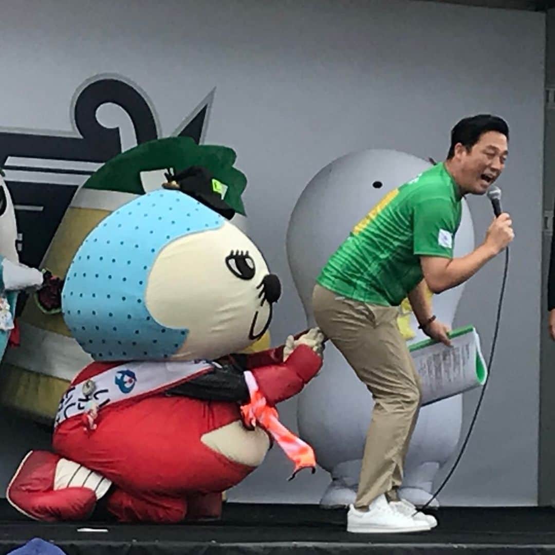 田崎佑一のインスタグラム：「ゆるキャラの「いが☆グリオ」にかんちょーされました。7時間ぶっ通しのMCも楽しかったです！最後は雷神ステージでネタもさせて頂きました！ありがとうございました！ #イナズマロックフェス #irf #irf19」