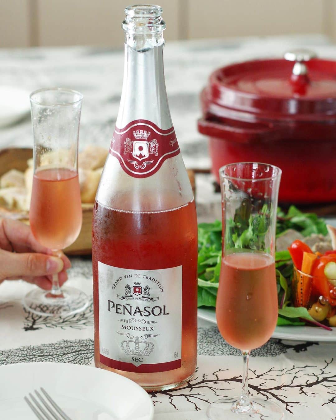 のインスタグラム：「* 涼しい風が吹く週末の午後のひと時に 食事をしながら、爽やかな泡🥂で ゆったり過ごしてみませんか？ * このペナソル スパークリングは すっきり飲みやすく、 軽い昼飲みや食事時にぴったり♪ ワイン初心者な方でもお楽しみ いただけると思います！👍 * 今回私が飲んだロゼは色も鮮やかでキレイ これからの季節、ホームパーティーにも 使えそうですね！🎉 * コスパ抜群なので😍 普段飲みとしてもお手軽にどうぞ～！ * #ペナソル #スパークリングワイン #ワイン #penasol #リカーマウンテン #リカマン #お酒好きな人と繋がりたい #飲酒タグラム #家呑み #家飲み #昼飲み #ホームパーティー #wine #sparklingwine #instawine #party」