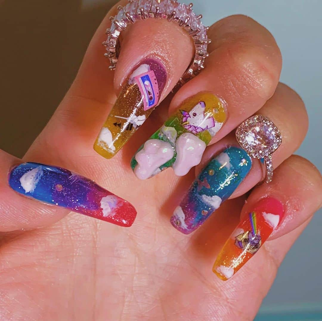 Aiさんのインスタグラム写真 - (AiInstagram)「🌈☁️🦄👽🛸🍕🎼☁️🌈 @nail.salon.pono_i  好きなものだけを集めたネイルかわいすぎひん？🌈☁️🦄 #cloudnails #funnynails #nailsofinstagram #nails #rainbownails #naildesign」9月22日 18時47分 - ai_tinker_b