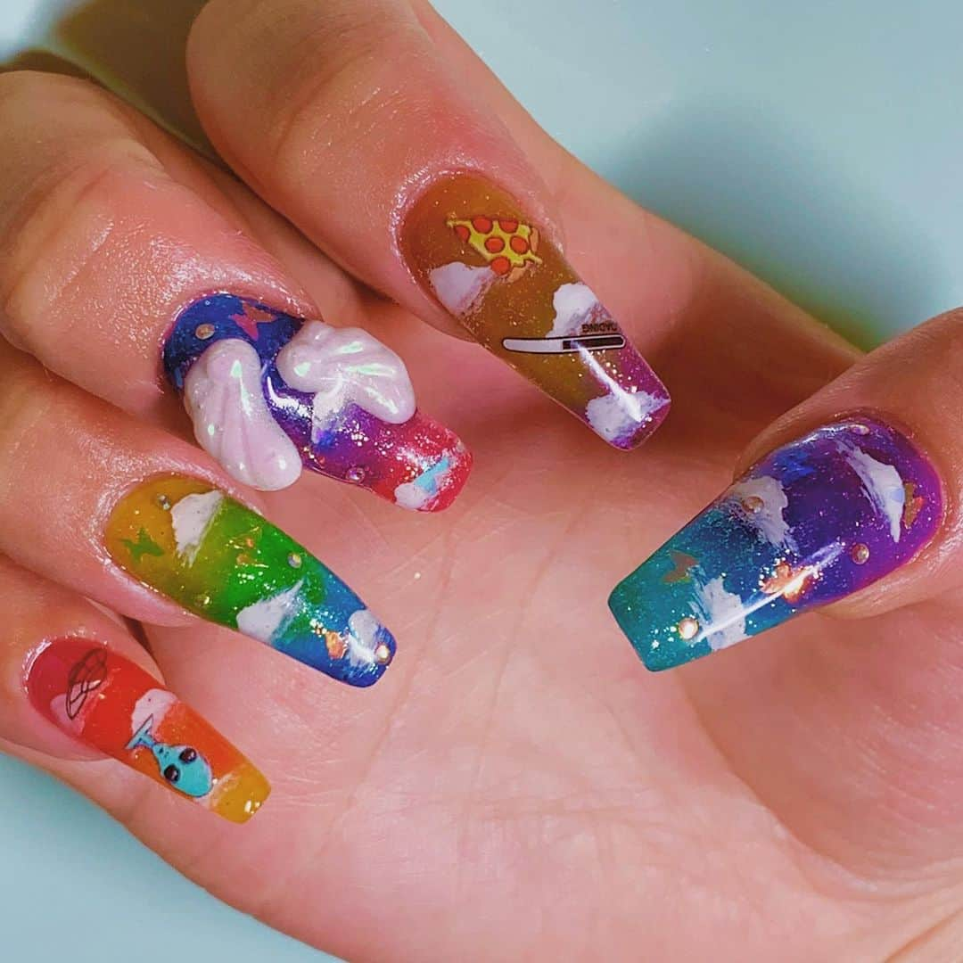 Aiさんのインスタグラム写真 - (AiInstagram)「🌈☁️🦄👽🛸🍕🎼☁️🌈 @nail.salon.pono_i  好きなものだけを集めたネイルかわいすぎひん？🌈☁️🦄 #cloudnails #funnynails #nailsofinstagram #nails #rainbownails #naildesign」9月22日 18時47分 - ai_tinker_b