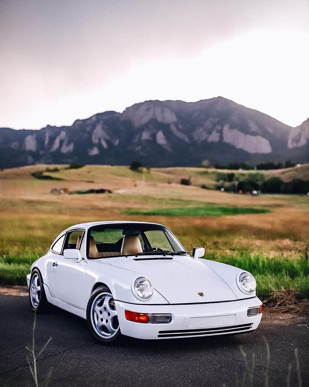Porscheさんのインスタグラム写真 - (PorscheInstagram)「Let this Porsche 964 be your Sunday motivation. #Porsche #PorscheMoment #964 (📸: @lowxjosh | @weekndr.porsche)」9月22日 19時00分 - porsche