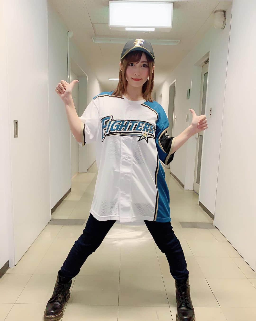 成瀬心美さんのインスタグラム写真 - (成瀬心美Instagram)「⚾️ . . 昨日の北海道札幌での 写真集お渡し会 ありがとうございましたー！！！ . . これにて 全国お渡し会は終了！！ . . 東京からはじまり 大阪、愛知、福岡ときて 昨日の北海道！！ . . 全国各地で色んな方に heremeを手渡しできて 本当に幸せでした！！！ . . 昨日の北海道は スタッフさんの出身地という こともありまして！！ . . fightersさんの オリジナルユニフォームを 作ってもらったよ！ . . cocomi 30 . . やかましいわ！ 誰が三十路や！！ . . 0と3逆にしてって スタイリストさんに 耳打ちしたのに しっかりスタッフさんに 言われた通りのお仕事を こなしてくださいました！！！笑 . . 一番小さいサイズでも おっきかったなぁ！ (帽子はキッズサイズらしい👀 . . ユニフォームなんて なかなか着る機会ないから 新鮮で可愛かった！ . . また何か作りたいなぁ。 . . あ、そうそう！ . . 来年のカレンダーは みんなもう予約してあるの？ . . もしよかったら あなたの家の壁 空けておいてくれませんか？❤️ . . ふぁぁ。 北海道最高！！ 昨日はめっちゃ食い倒れたで！！！ . . #hereme #fighters #baseball #hokkaido #sapporo #cap #event #calender #comingsoon #instapic #instagram #instafashion #followme」9月22日 19時00分 - coco3ndazo