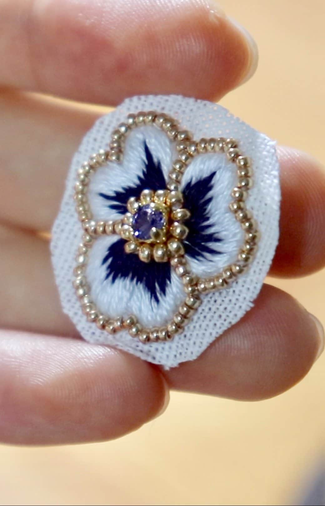 handmade shopのインスタグラム：「couscousmischiefの中でも人気の高い一粒パンジーの制作過程です。  糸刺繍、ビーズ刺繍ともに全体のバランスを見て一針一針刺繍していきます🌜  少しでも刺繍の繊細さが伝わると嬉しいです  続きはどうぞyoutubeからご覧ください 🔎eri yamazato  10月5日(土)〜7日(月)﻿の3日間でpopupを開催します 13時〜19時(最終日のみ18時まで) senri 福岡市中央区白金2-7-8-1F  2019年最後の対面販売となりますので ぜひお誘い合わせの上遊びにいらしてください🌟 #dmcembroidery」