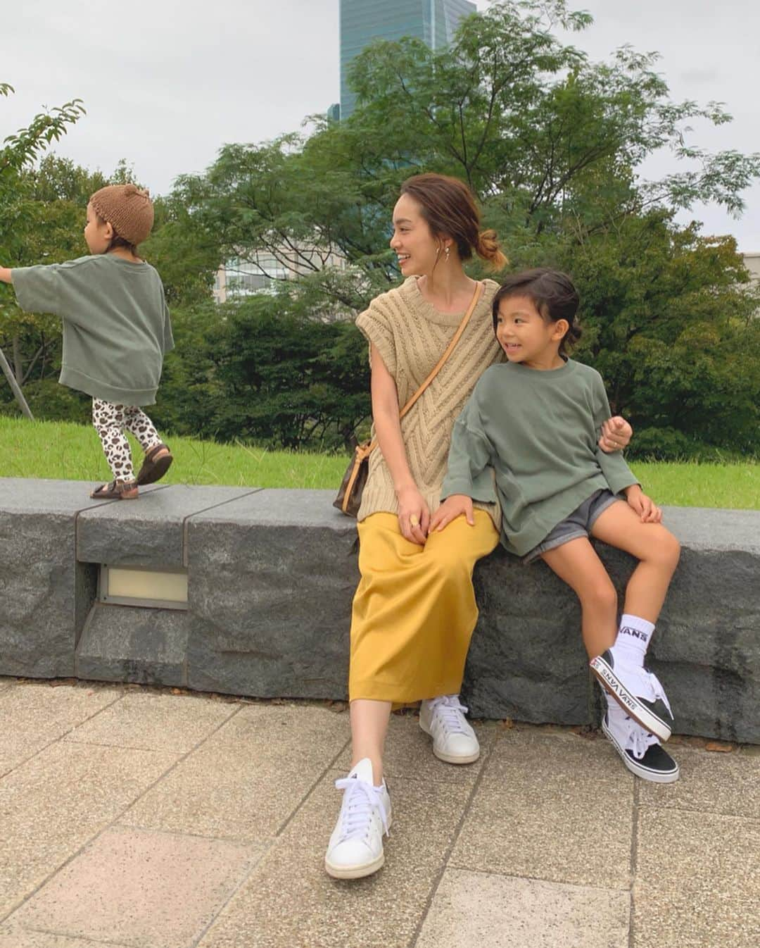 春名亜美さんのインスタグラム写真 - (春名亜美Instagram)「秋を感じた日曜日🍂 次男の自由奔放さについていけない日々🙉 2枚目3枚目はワンちゃん見つけて、触りに行こうとしてる🙃 ・ ・ ・ #兄弟 #5歳4ヶ月 #2歳2ヶ月 #男の子ママ #男の子コーデ #kidsfashion #兄弟リンクコーデ #兄弟コーデ」9月23日 0時28分 - amiharunaami