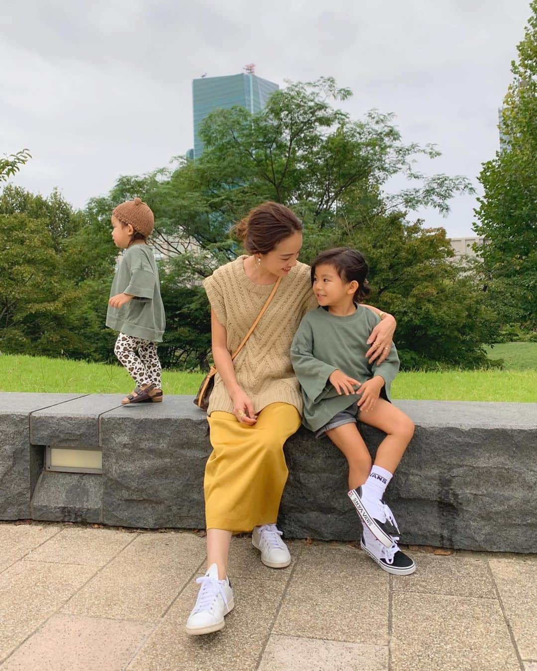 春名亜美さんのインスタグラム写真 - (春名亜美Instagram)「秋を感じた日曜日🍂 次男の自由奔放さについていけない日々🙉 2枚目3枚目はワンちゃん見つけて、触りに行こうとしてる🙃 ・ ・ ・ #兄弟 #5歳4ヶ月 #2歳2ヶ月 #男の子ママ #男の子コーデ #kidsfashion #兄弟リンクコーデ #兄弟コーデ」9月23日 0時28分 - amiharunaami