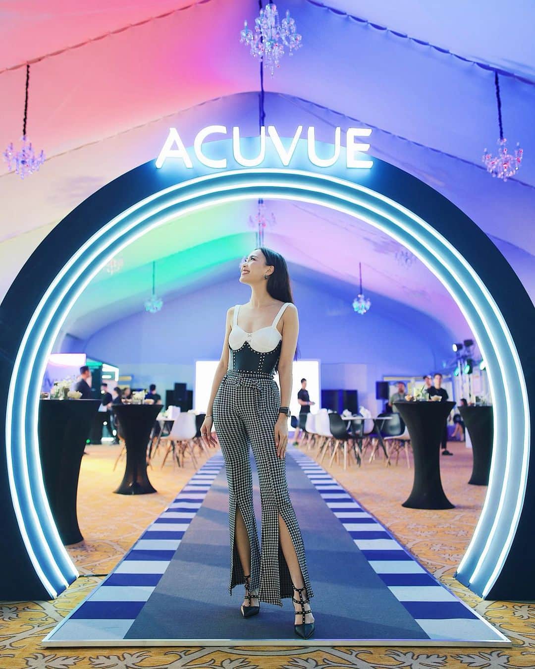 ソニアのインスタグラム：「RACE DAY! 🏁 Incredible hospitality by @acuvuesg 🥰 It all happens tonight, and we’re fueling up before we go down to the street circuit! Putting my ACUVUE OASYS contact lenses with Transitions to the test with all the bright, glaring lights on the tracks. More updates later 💋  #SquintLessSeeMore」