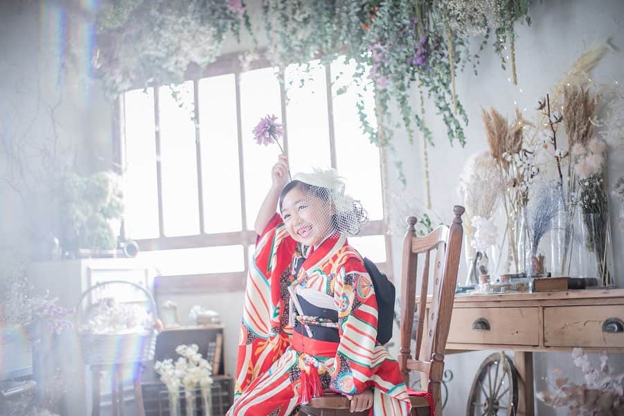 かなのインスタグラム：「． 大好きな杏奈の笑顔⑅︎◡̈︎* ． 今週色々とあり、とにかくこどもたちが元気でいてくれる事がなによりだなぁと感じた一週間♡︎ʾʾ ． そんな時にこの間 @lapinus34 で撮影したデータが届いて、それがとっても可愛くて😭💓 癒されました🥺💓 ． 選べなくてMax10枚😂🙏🏻 優しい女性スタッフの方であんなもリラックスしてて 1枚目の「はなかっぱ〜🌷」ポーズは私もお気に入り😂💕 ． 撮影中、素早く小道具やアングルを変えて色んな表情を撮ってくれて感激〜🥺🙏🏻✨ なかなか前歯が生えてこなくて🤣 歯抜け七五三もいい想い出🥰 ． ． #七五三#撮影#スタジオ#ラピナス#オシャレ#記念#娘#大好き#宝物#6歳#着物#可愛い#lapinus」