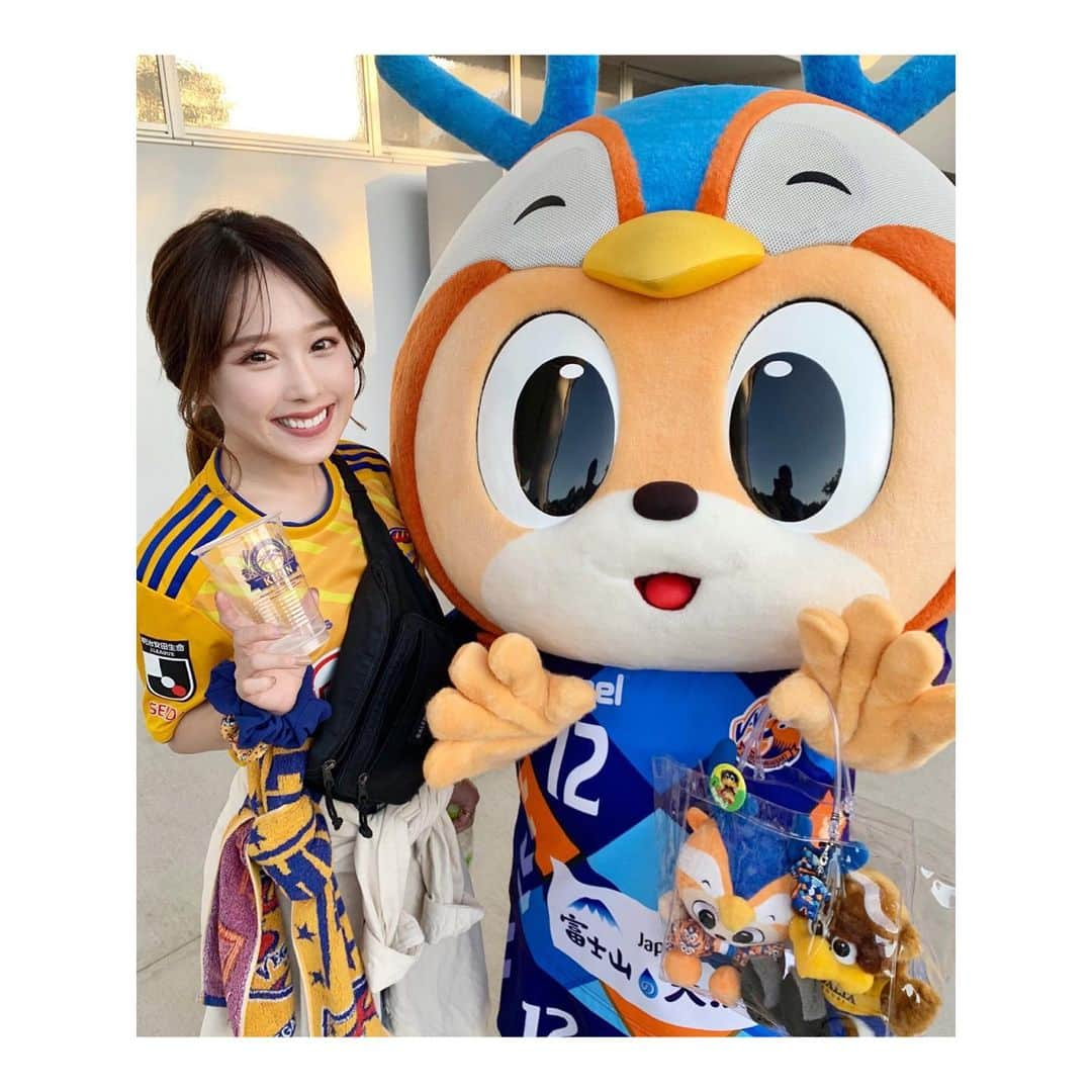 峰麻美さんのインスタグラム写真 - (峰麻美Instagram)「去年は会えなかった念願の #ヴィヴィくん 😚  写真を撮るときわざわざべーさんのぬいぐるみを持ってきてくれました🙏  #soccer #football #jleague #vegalta #vvaren  #サッカー #jリーグ #ベガルタ仙台 #vファーレン長崎  #サッカー好き女子 #ベガサポ #ヴィヴィくん #あざとい #あざと可愛い」9月22日 19時06分 - asaaaaami.0702