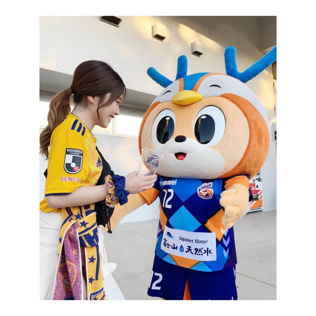 峰麻美さんのインスタグラム写真 - (峰麻美Instagram)「去年は会えなかった念願の #ヴィヴィくん 😚  写真を撮るときわざわざべーさんのぬいぐるみを持ってきてくれました🙏  #soccer #football #jleague #vegalta #vvaren  #サッカー #jリーグ #ベガルタ仙台 #vファーレン長崎  #サッカー好き女子 #ベガサポ #ヴィヴィくん #あざとい #あざと可愛い」9月22日 19時06分 - asaaaaami.0702