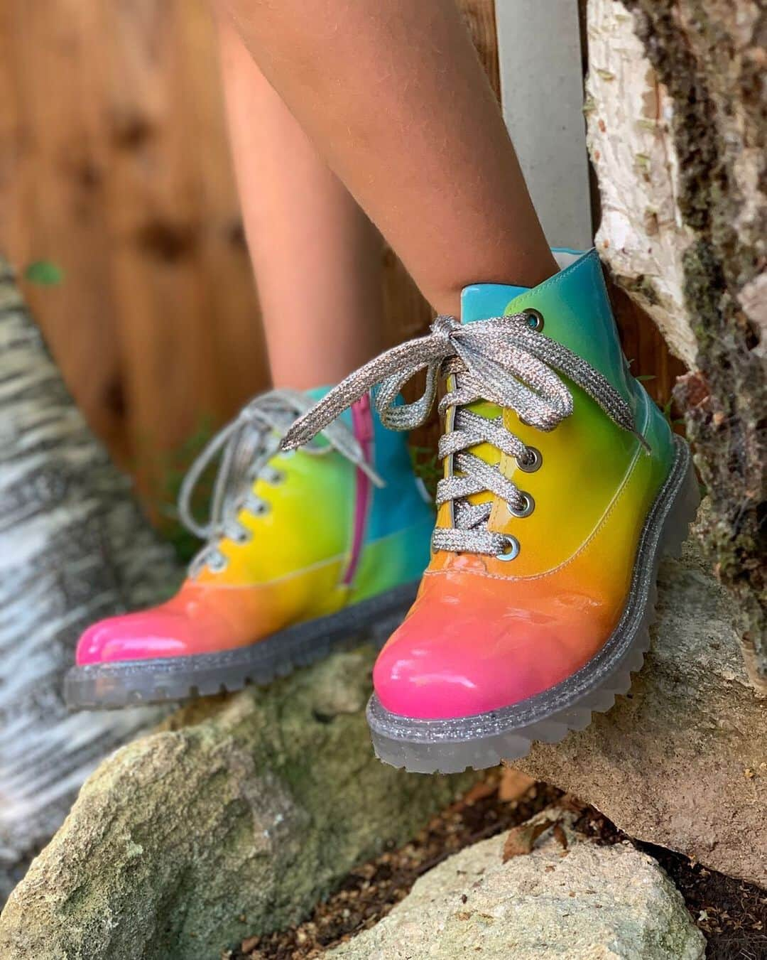 SOPHIA WEBSTERさんのインスタグラム写真 - (SOPHIA WEBSTERInstagram)「☀️It might be the last days of summer, but our rainbow Rococo is here to brighten any day! 🌈 #SophiaWebsterMini #LastDaysOfSummer」9月22日 19時07分 - sophiawebster