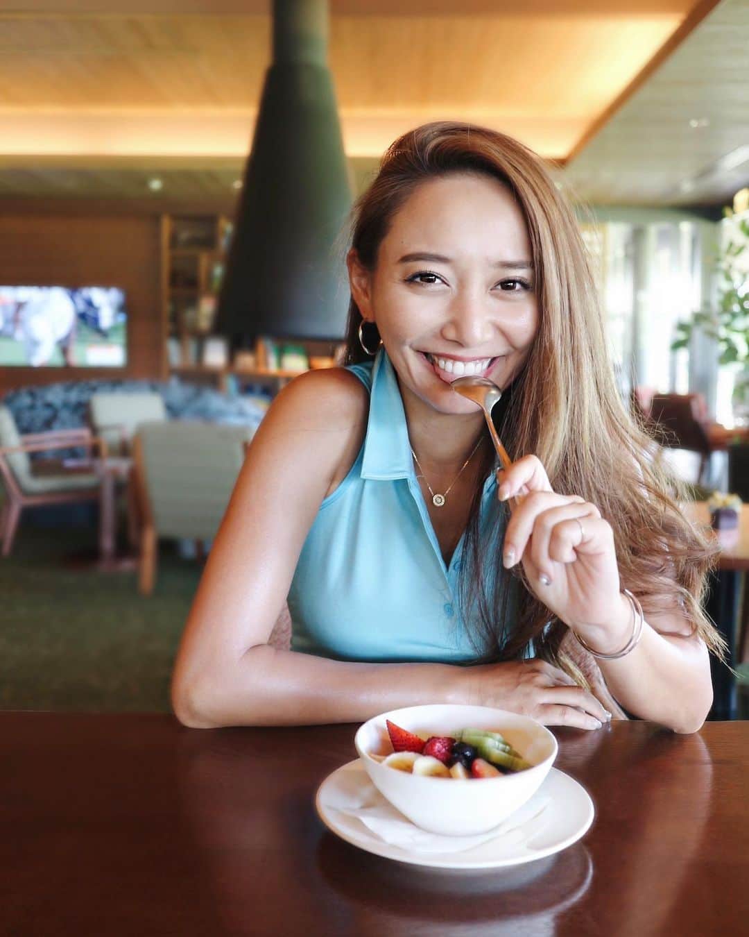 のインスタグラム：「練習漬けの1日🏌️‍♀️ . 写真はこの間の東京クラシック。 アサイボール食べてハワイ気分でした☺️✨ . . #yuxiao_golf #golf #golflover #ゴルフ⛳️ #golfgirls #adidas #adidasgolf  #⛳️ #adicross  #golfwear #golflover #golfgirls #golflove  #ゴルフ #ゴルフ好き #ゴルフ女子 #アディダス  #ゴルフバカ #ゴルフ中毒  #アディダスゴルフ  #東京クラシッククラブ」