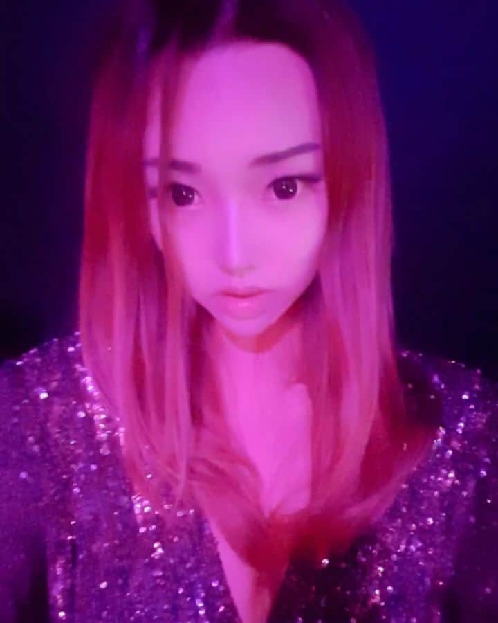 Nicole Chenのインスタグラム：「Hello F1 after parties are the only fun parts of it haha Wearing @covetella」