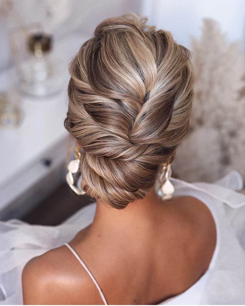 I N S T A B R A I Dのインスタグラム：「This elegant updo 💕 timeless [hair by @tonyastylist ]」