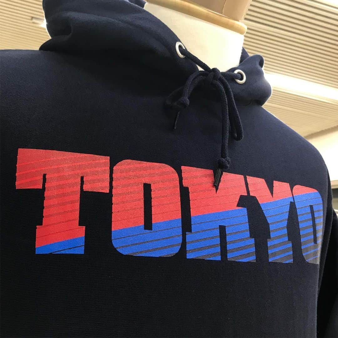 植田朝日さんのインスタグラム写真 - (植田朝日Instagram)「🔵🔴﻿ ﻿ 原宿のデポルテスへ新作の『TOKYOパーカー』GETしに行って来たぜ‼️﻿ ﻿ 断然、ネイビーが売れてるらしいんで敢えてホワイトにしました。﻿ ﻿ はい、天邪鬼です。笑﻿ ﻿ と言うことで原宿、オンラインでGETしてね。﻿ ﻿ #tokyo12 #デポルテス」9月22日 19時22分 - asahiman