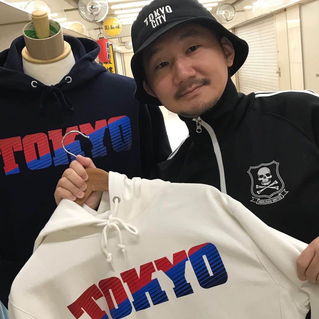 植田朝日さんのインスタグラム写真 - (植田朝日Instagram)「🔵🔴﻿ ﻿ 原宿のデポルテスへ新作の『TOKYOパーカー』GETしに行って来たぜ‼️﻿ ﻿ 断然、ネイビーが売れてるらしいんで敢えてホワイトにしました。﻿ ﻿ はい、天邪鬼です。笑﻿ ﻿ と言うことで原宿、オンラインでGETしてね。﻿ ﻿ #tokyo12 #デポルテス」9月22日 19時22分 - asahiman