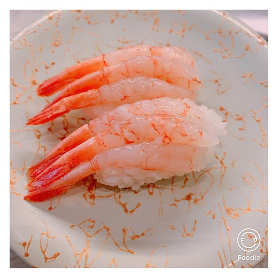 木本夕貴さんのインスタグラム写真 - (木本夕貴Instagram)「my kurukuru Sushi🍣  わたしのくるくる寿司 No.2  大好きなくるくる寿司を勝手に紹介しちゃいます🍣  第2回目は、 明大前駅 大福寿司さん🍣  明大前駅から、徒歩3分。 看板がとってもカッコイイお寿司屋さんです🍣 実は、、、かなり行きつけで、本当に美味しいんです🍣 あと、お値段もめちゃくちゃお手頃！ この値段で！？って思うネタばかりで、 わたしは、 赤えび、本マグロ中とろ、とろたく、はまち は、必ず食べます🍣 常連の方も居たりしてアットホームな雰囲気で、お寿司だけじゃなくておつまみも充実しています🍣 お近くの方はぜひ行ってみてください🍣 おすすめです🍣  大福寿司 東京都世田谷区松原1-37-17米沢ビル1F 03-5300-1841 営業時間 12:00〜22:45 月曜定休日 営業時間・定休日は変更となる場合がございますので、ご来店前に店舗にご確認ください。  #寿司 #回転寿司  #くるくる寿司 #お寿司 #寿司🍣  #お寿司大好き #sushi #sushitime🍣 #sushimania  #sushitime🍣  #yammyyammy  #yammyfood  #yammy😋  #happytime  #instalove」9月22日 19時37分 - yuuki___kimoto