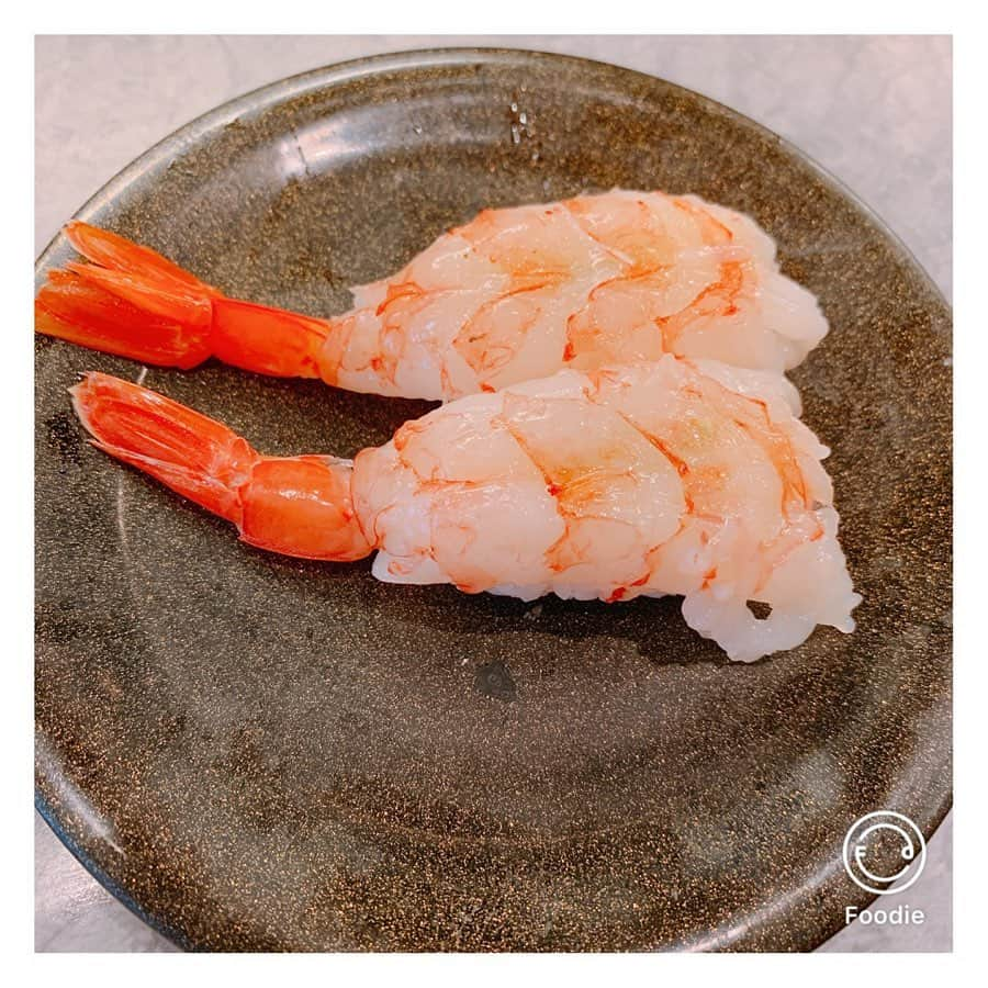 木本夕貴さんのインスタグラム写真 - (木本夕貴Instagram)「my kurukuru Sushi🍣  わたしのくるくる寿司 No.2  大好きなくるくる寿司を勝手に紹介しちゃいます🍣  第2回目は、 明大前駅 大福寿司さん🍣  明大前駅から、徒歩3分。 看板がとってもカッコイイお寿司屋さんです🍣 実は、、、かなり行きつけで、本当に美味しいんです🍣 あと、お値段もめちゃくちゃお手頃！ この値段で！？って思うネタばかりで、 わたしは、 赤えび、本マグロ中とろ、とろたく、はまち は、必ず食べます🍣 常連の方も居たりしてアットホームな雰囲気で、お寿司だけじゃなくておつまみも充実しています🍣 お近くの方はぜひ行ってみてください🍣 おすすめです🍣  大福寿司 東京都世田谷区松原1-37-17米沢ビル1F 03-5300-1841 営業時間 12:00〜22:45 月曜定休日 営業時間・定休日は変更となる場合がございますので、ご来店前に店舗にご確認ください。  #寿司 #回転寿司  #くるくる寿司 #お寿司 #寿司🍣  #お寿司大好き #sushi #sushitime🍣 #sushimania  #sushitime🍣  #yammyyammy  #yammyfood  #yammy😋  #happytime  #instalove」9月22日 19時37分 - yuuki___kimoto