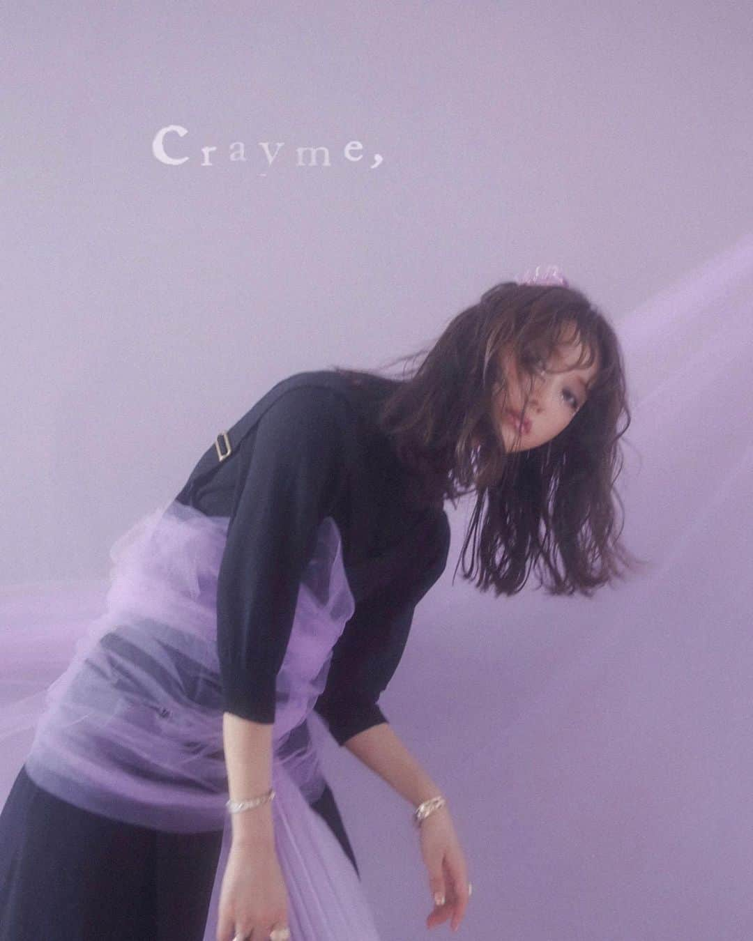 菅野結以さんのインスタグラム写真 - (菅野結以Instagram)「Crayme, 2019-2020﻿ A/W Collection - philia -﻿ 発売とともにビジュアルも公開したよ♟﻿ ﻿ テーマは「 あなたのエラーに祝福を 」﻿ ﻿ 欠落、不自由、過多、裂け目、隔り、偏り﻿ 今季はそういったものをキーに服を作っていました﻿ ﻿ だれかの正解よりわたしらしい間違いを﻿ 清く正しいふりした無思想より﻿ 傷だらけの偏愛をくるしいくらい抱きしめていたい﻿ ﻿ 均等のとれない六角形の、﻿ 歪んだ部分から滴りおちる旨味と色気を﻿ だくだくに染み込ませたコレクションです﻿ ﻿ HPではイメージと実用LOOK どちらも公開中﻿ 見て、着て、かんじて @crayme_official ﻿ どうぞよろしくお願いします🥀﻿ ﻿ #crayme #philia #aw #collection #error﻿」9月22日 19時39分 - yui_kanno