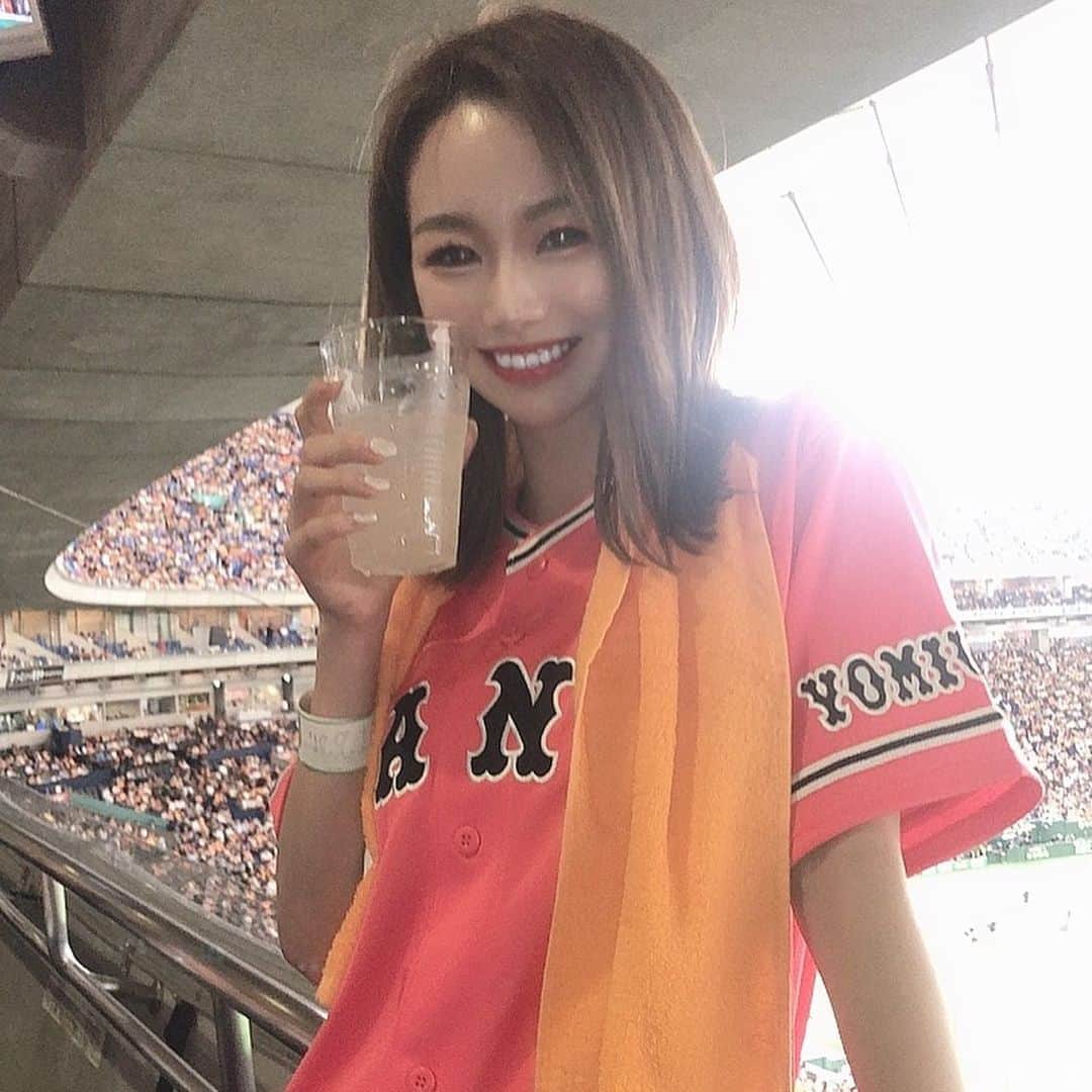 KANNAのインスタグラム：「ビール飲みながら観戦🍺🥰🍺 #巨人 #阪神 #東京ドーム #野球」
