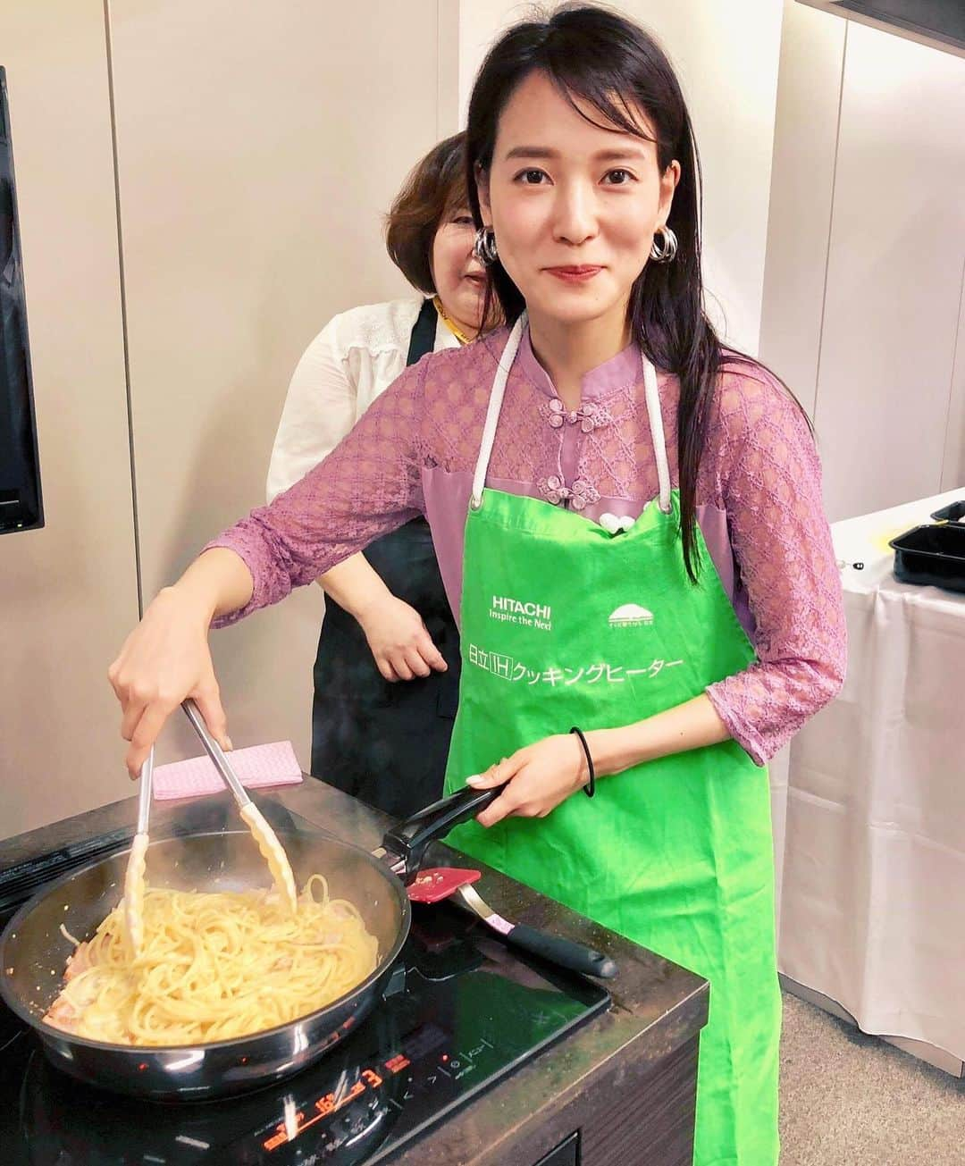 奈津子さんのインスタグラム写真 - (奈津子Instagram)「うおおおIHクッキングヒーター「火加減マイスター」の新型はお手入れがしやすく、デザインもかなりいい感じ❤️個人的にはIHって便利なのは当然分かっていたのだけれども“餃子とか焼き物系がうまく焼けない” イメージが強かったの…🥺でもこれは餃子や焼き物を美味しく焼ける加熱メニューを沢山搭載してる&新たにグリル部で魚など食材を解凍せずに「冷凍のまま」入れられるメニューが追加。肉じゃがなどの煮物の「水なし調理」もできるのがスゴイ😳専用アプリでレシピ検索できたりするのもスマート。たかまるーーーー ・ #家電 #家電好き #家電女優 #奈津子 #日立 #ihヒーター #料理 #時短 #調理家電 #スマートマスター #わたしの暮らし2019」9月22日 19時34分 - natsuko_kaden