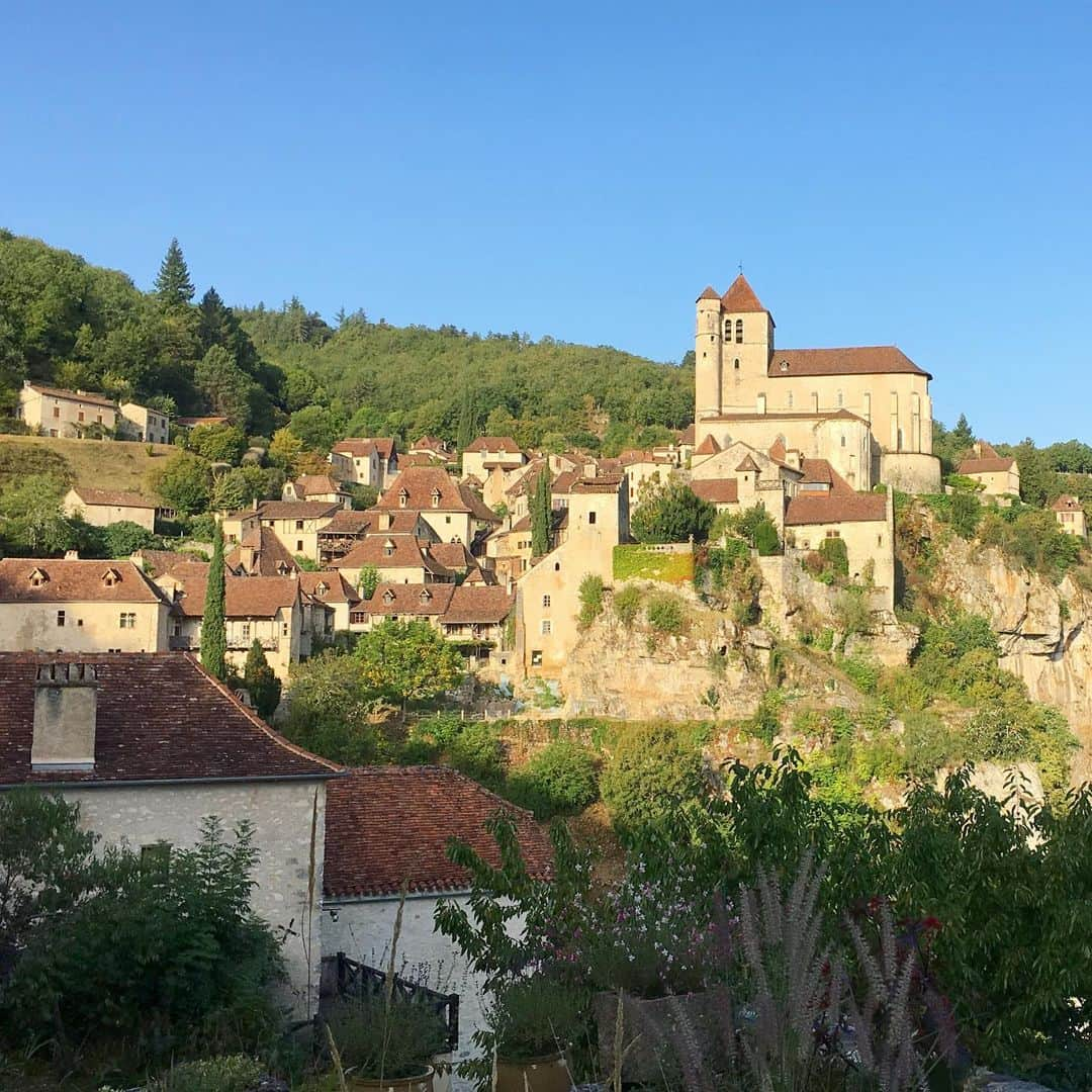 bon ponさんのインスタグラム写真 - (bon ponInstagram)「南フランス オクシタニー地方の旅🇫🇷 9月15日(日) 《サン・シル・ラポピー Saint-Cirq-Lapopie》 「フランスで最も美しい村」の一つ。切り立った断崖に張りつくようにして中世の家々が立っています。村の城跡まで上ると緑の田園風景と蛇行するロット川が見晴らせます。土産物屋やアーティストのギャラリーはたくさんありますが、村の景観を守るため、売店が外に張り紙をしたり商品を展示することは厳しく規制されています。 ＊ まるでおとぎの国に迷い込んだような可愛らしい村🏡🏠 ファンタジー映画に出てきそうな雰囲気にワクワクしました😍😍 この日のコーデは、G.F.G.S. × bonponコラボのボーダーで。( @gfgs )ちょうどトリコロールカラーなので、今回のフランス旅でぜひ着てみたいと思っていました💙❤️ ・ 【サン・シル教会】 村の中心でひときわ高いロマネスク様式の塔。中はシンプルなステンドグラスと主祭壇です。 ・ @Tourisme_en_Occitanie ・ ・ #TourismeOccitanie #tourismelotdordogne #visitsclapopie #valleedulot #フランス観光開発機構 #南フランス #オクシタニー地方 #サンシルラポピー #夫婦 #60代 #ファッション #コーディネート #リンクコーデ #夫婦コーデ #グレイヘア #白髪 #共白髪 #couple #over60 #fashion #coordinate #instafashion #instagramjapan #greyhair #bonpon511 ・ つづく」9月22日 19時34分 - bonpon511