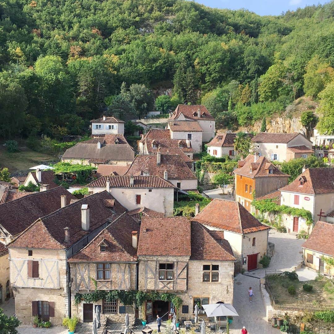 bon ponさんのインスタグラム写真 - (bon ponInstagram)「南フランス オクシタニー地方の旅🇫🇷 9月15日(日) 《サン・シル・ラポピー Saint-Cirq-Lapopie》 「フランスで最も美しい村」の一つ。切り立った断崖に張りつくようにして中世の家々が立っています。村の城跡まで上ると緑の田園風景と蛇行するロット川が見晴らせます。土産物屋やアーティストのギャラリーはたくさんありますが、村の景観を守るため、売店が外に張り紙をしたり商品を展示することは厳しく規制されています。 ＊ まるでおとぎの国に迷い込んだような可愛らしい村🏡🏠 ファンタジー映画に出てきそうな雰囲気にワクワクしました😍😍 この日のコーデは、G.F.G.S. × bonponコラボのボーダーで。( @gfgs )ちょうどトリコロールカラーなので、今回のフランス旅でぜひ着てみたいと思っていました💙❤️ ・ 【サン・シル教会】 村の中心でひときわ高いロマネスク様式の塔。中はシンプルなステンドグラスと主祭壇です。 ・ @Tourisme_en_Occitanie ・ ・ #TourismeOccitanie #tourismelotdordogne #visitsclapopie #valleedulot #フランス観光開発機構 #南フランス #オクシタニー地方 #サンシルラポピー #夫婦 #60代 #ファッション #コーディネート #リンクコーデ #夫婦コーデ #グレイヘア #白髪 #共白髪 #couple #over60 #fashion #coordinate #instafashion #instagramjapan #greyhair #bonpon511 ・ つづく」9月22日 19時34分 - bonpon511