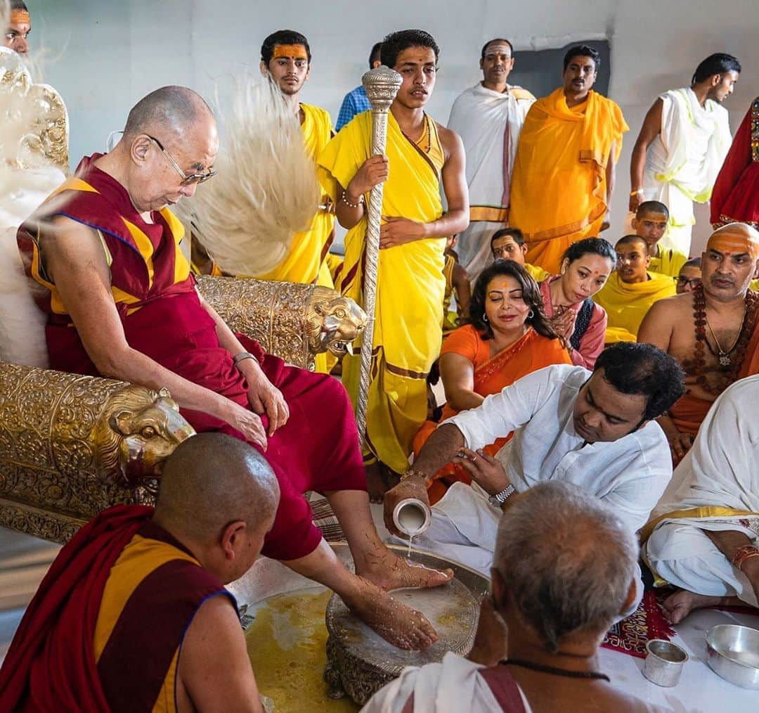 ダライ・ラマ14世さんのインスタグラム写真 - (ダライ・ラマ14世Instagram)「HHDL taking part in a Guru Puja (Feet Cleansing Ceremony) on his arrival at Sri Udasin Karshni Ashram in Mathura, UP, India on September 22, 2019. Photo by Tenzin Choejor #dalailama」9月22日 19時36分 - dalailama