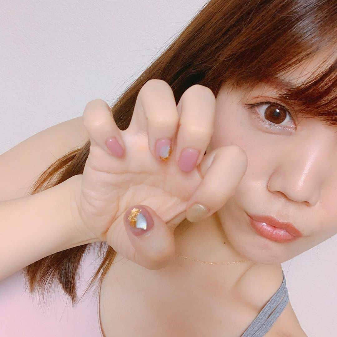 上坂由莉さんのインスタグラム写真 - (上坂由莉Instagram)「﻿ ﻿ 先日MAQUIAのパーティーの前に﻿ 新宿三丁目から2分くらいの場所にある﻿ belireでネイルを可愛くしてもらったよ💅✨﻿ ﻿ ﻿ 前はジェルネイルしてたけど元々爪が弱くて﻿ さらに傷んでしまってからはお休みしてて…💦﻿ でもこのネイルは自分でペロっと剥がせる﻿ セルフオフネイル🥰💓自爪にも優しいし﻿ 爪を削って薄くなったり痛む心配もなく嬉しい🥺✨﻿ ﻿ ﻿ 浮いてくるまでオイルケアしても剥がれないから﻿ 普通のジェルと同じで2週間〜3週間はもつみたい😊🌷﻿ 少し浮いてきたら多めにオイルを塗ってめくればオフ完了🙆‍♀️✨﻿ ﻿ ﻿ 実際にオフをオーナーさんの爪で見せてもらったけど﻿ めくるだけで簡単に剥がれたよ💅❤️﻿ オフにお店に行くのが面倒な時もこれなら楽✨﻿ ﻿ ﻿ 私のネイルはカスタムアートコース¥6500 に﻿ オプション¥500 で１本色を変更👩💓﻿ ﻿ 今他店のジェルネイルがついてる方は﻿ 練習モデルとしてオフ込で3000円〜で﻿ やってくれるみたいですよ⭐ @belire_nail ﻿ ﻿ #belirenali #nail #ベリールネイル #美容﻿」9月22日 19時39分 - yuri_yoga.727