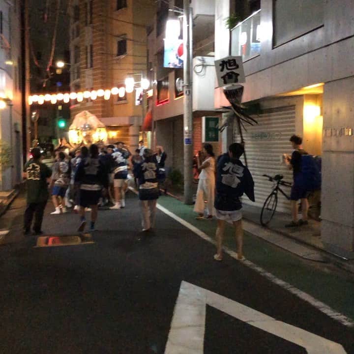 亀田誠治のインスタグラム：「秋祭りの季節です。仕事の合間に手拍子で応援です。」