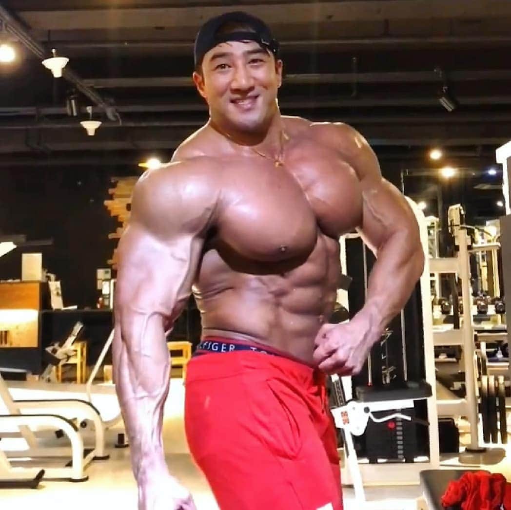 CHUL SOONさんのインスタグラム写真 - (CHUL SOONInstagram)「Huge or not. Videos coming soon . . . Huge training Program available at chulsoon.com  Follow the Facebook page to see work outs.  Facebook.com/chulsoonofficial @chul_soon @chulsoon_official (한국계정)  ______________________________ #Musclemania Pro #teamchuls makeup #traps #bodybuilding #posing #fitness #chulsoon #korean #fitnessmodel  #aesthetic #aesthetics #wbff #ifbb #chulsoon2020 #motivation  #fitfam  #다이어트 #식단 #calisthenics」9月22日 19時41分 - chul_soon