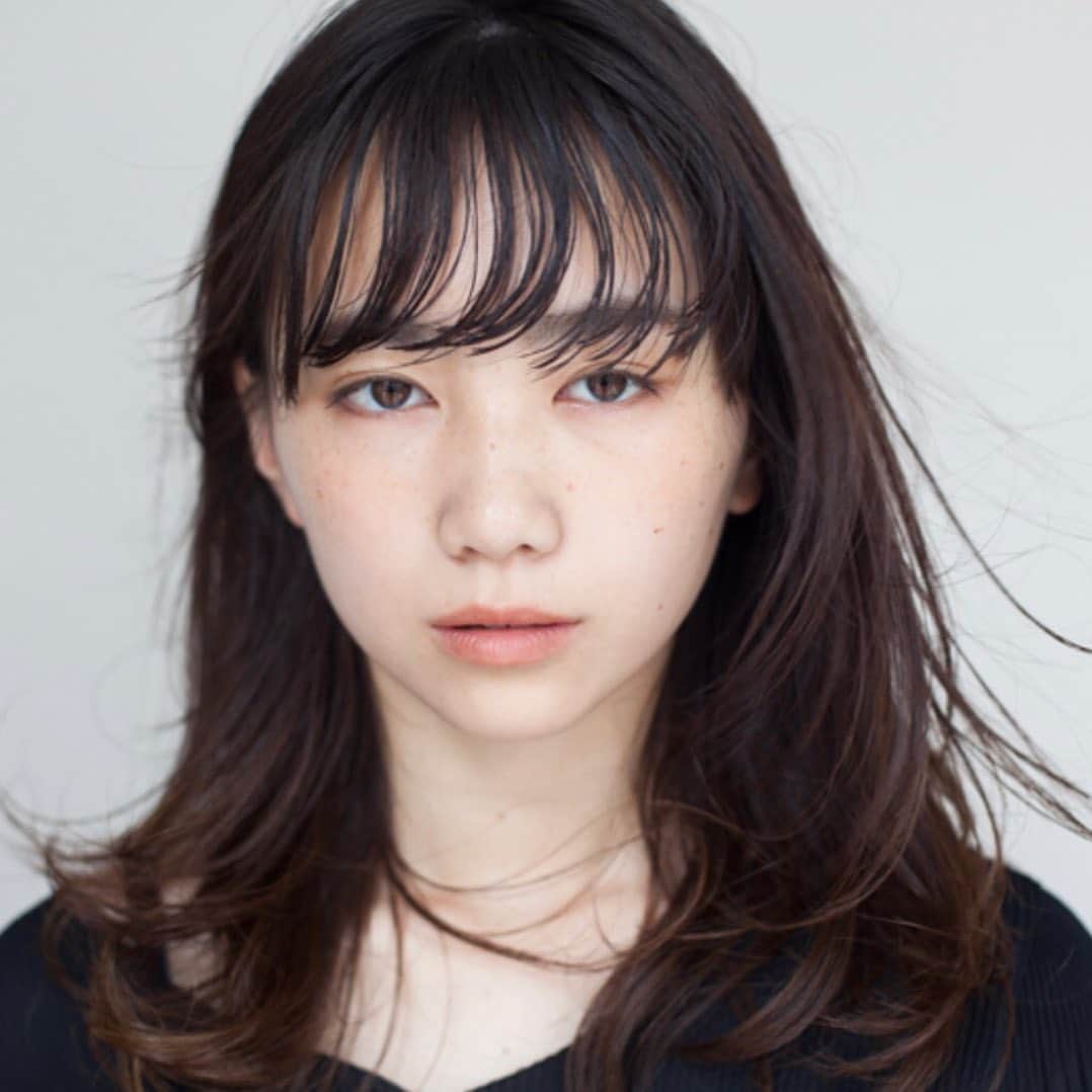 のインスタグラム：「ピンと張りつめた空気とそれをほぐしてしまう優しさ、この相まった景色が痛いほど伝わってくる。 その中にさりげなく佇む女性をイメージしちゃいました。  #hc#hcjp#hair#hairsalon#salon#haircolor#haircut#medium#mediumhair#brown#blackhair#japan#fashion#makeup#ヘアカタ#ミディアム#黒髪  @hair_catalog_jp  merci @merci_kobe Tomohiro Sugikawa @sugikawa」