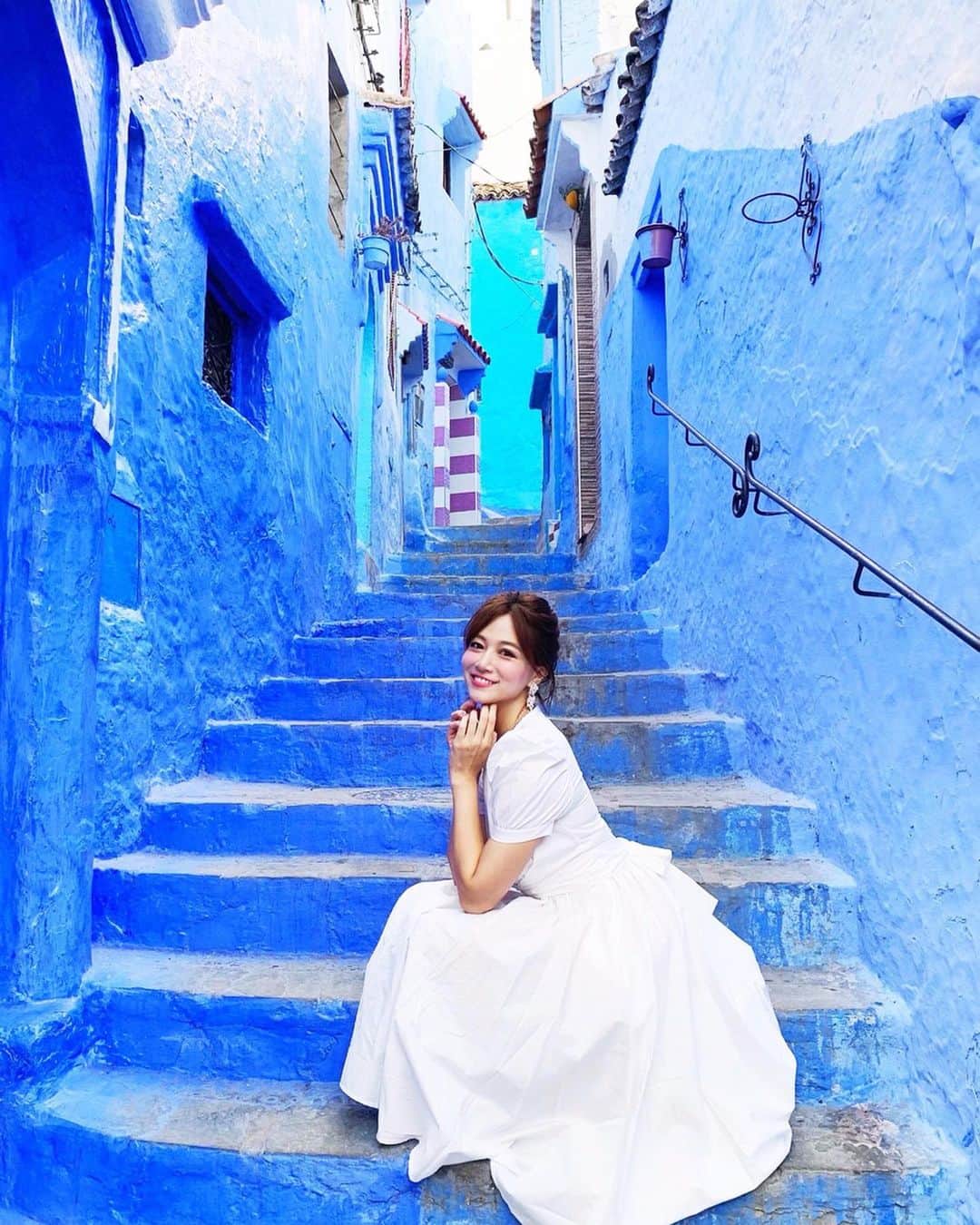 石井里奈さんのインスタグラム写真 - (石井里奈Instagram)「こんばんは💕 . 今夜はモロッコ編🇲🇦第1弾✨ . モロッコの青の迷宮シャウエン🥺💕 街中の建物が青に染められている人生で一度は行きたかった場所に、ついに行ってきました‼️✨ . 本当幻想的な世界にうっとり☺️💕 . 写真で見ていた通りどこも綺麗で、どこの場所でも写真を撮りたくなっちゃいます📸 . シャウエンは猫も有名なんだけど猫と写真撮ろうと思って近づいたら、すぐ離れていっちゃいました😭🤣（9枚目参照） . ウェディングフォトを撮りに来てるカップルも多かったよ☺️💕わたしとなっちゃんもカップル風になりました笑 . シャウエンには白ワンピって決めてたんだよね😛笑 . 本当に行けてよかったです🇲🇦 今日もお疲れ様でした😘 . #chefchaouen #chaouen #シャウエン #モロッコ #モロッコ旅行 #morocco #青の街 #青 #blue #wedding #weddingphoto #ウェディング #ウェディングフォト #whitedress #dress #weddingdress #女子旅 #結婚式 #絶景 #インスタ映え #海外旅行 #moroccotravel #moroccovacations #旅行 #travel #trip #タビジョ #旧市街 #medina」9月22日 19時42分 - ri7tin1025