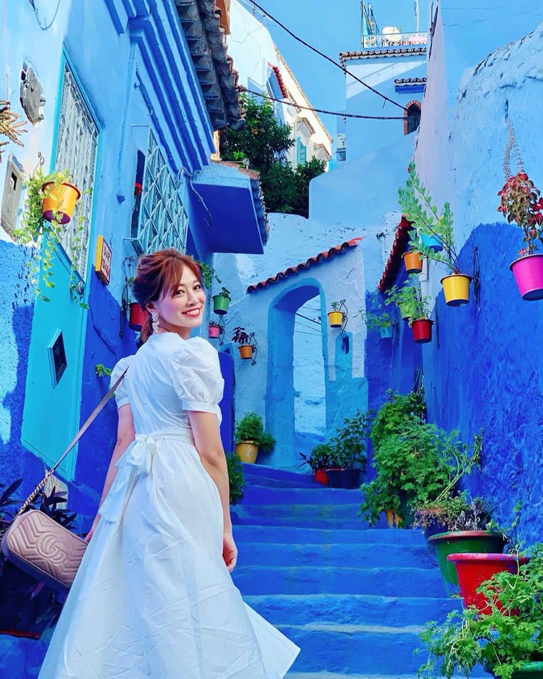 石井里奈さんのインスタグラム写真 - (石井里奈Instagram)「こんばんは💕 . 今夜はモロッコ編🇲🇦第1弾✨ . モロッコの青の迷宮シャウエン🥺💕 街中の建物が青に染められている人生で一度は行きたかった場所に、ついに行ってきました‼️✨ . 本当幻想的な世界にうっとり☺️💕 . 写真で見ていた通りどこも綺麗で、どこの場所でも写真を撮りたくなっちゃいます📸 . シャウエンは猫も有名なんだけど猫と写真撮ろうと思って近づいたら、すぐ離れていっちゃいました😭🤣（9枚目参照） . ウェディングフォトを撮りに来てるカップルも多かったよ☺️💕わたしとなっちゃんもカップル風になりました笑 . シャウエンには白ワンピって決めてたんだよね😛笑 . 本当に行けてよかったです🇲🇦 今日もお疲れ様でした😘 . #chefchaouen #chaouen #シャウエン #モロッコ #モロッコ旅行 #morocco #青の街 #青 #blue #wedding #weddingphoto #ウェディング #ウェディングフォト #whitedress #dress #weddingdress #女子旅 #結婚式 #絶景 #インスタ映え #海外旅行 #moroccotravel #moroccovacations #旅行 #travel #trip #タビジョ #旧市街 #medina」9月22日 19時42分 - ri7tin1025