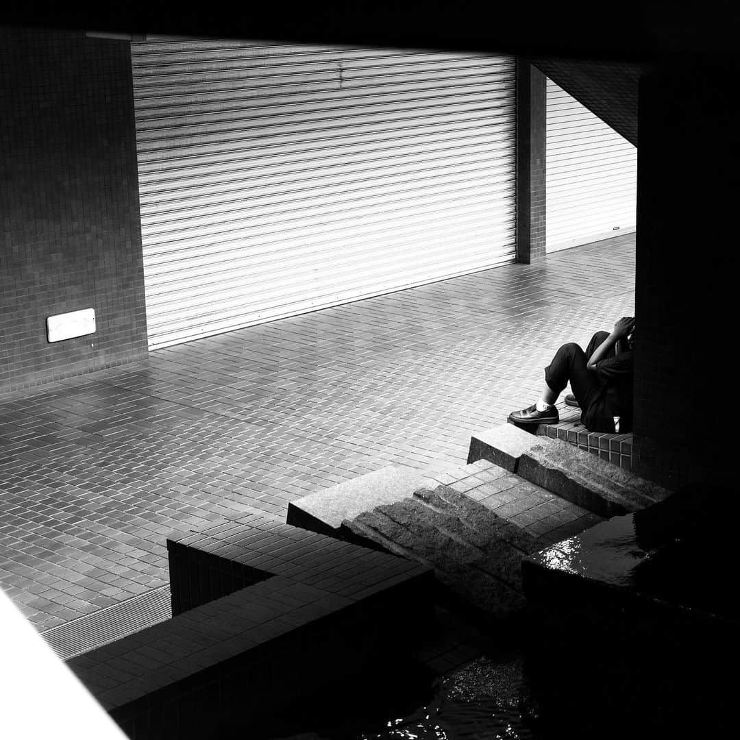 naotakeのインスタグラム：「休憩 - A  break / X-T2 + Snapseed, 20190923 . . お墓参りは、好き放題に伸びた雑草との戦い。蜘蛛やバッタの姿に娘が逃げ惑う。 . . #spicollective #royalsnappingartists #infamous_family #rsa_main #infinity_photo_cult #2_fineart #jp_gallery #jp_gallery_bnw #trb_bnw #wp_bnw  #bnw_life #bnwlife_member #bnw_life_shots #bnw_captures #world_bnw #top_bnw #team_jp_ #team_jp_モノクロ #ig_energy_bw #ig_nihon #streetphotographybnw #igersjp #blackandwhite #bnw #bnwphoto #monochrome #bw #bnwphotography #今日もx日和 #fujifilm」