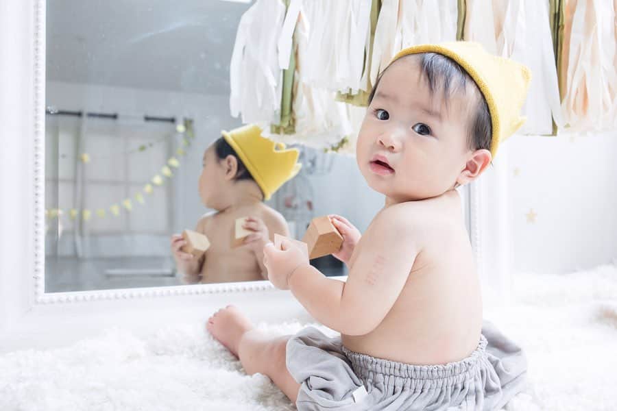のインスタグラム：「#babyphoto 👶🏻 ． ． りくの0歳児最後のスタジオ撮影かな❓ このムチムチボディでずっといてほしいけど、最近どんどんスッキリしてきてて寂しい😂 ． 泣き虫くんだけど、ほんとに可愛くて愛おしい🥰🥰🥰 ． 来月1歳🤗 すてきな誕生日を迎えてようね🎉🎊 ． #RIKU#0歳#11ヶ月#スタジオ撮影#思い出#ムチムチボディ##cute_ig_kids#parachutestudio#パラシュートスタジオ#赤ちゃんのいる暮らし#赤ちゃんのいる生活#子育てぐらむ#成長記録#スマイル育児#ママスタグラム#ママリ#ベビフル#イットママ#コドモノ#コズレ#コドモダカラ#ベビリトル#キズナ#ママライフカメラ#mamanokoカメラ部#ハピベビ」