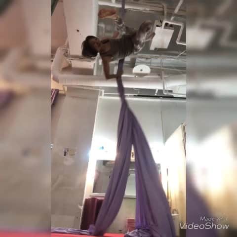 のインスタグラム：「‪帰ってきてエアリアルシルクのレッスンへ♪‬ ‪明日9/23祖師ヶ谷大蔵カフェムリウイと、9/25千葉エロチカヴァでエアリアルシルクパフォーマンスやります^_^‬ #カフェムリウイ #エロチカヴァ #エアリアルシルク #aerialsilks」