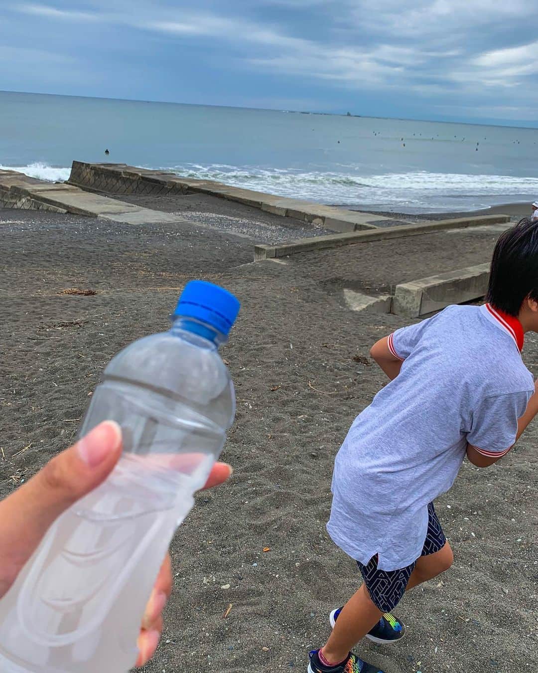 柴田翔平さんのインスタグラム写真 - (柴田翔平Instagram)「息子と波チェック✔️ 久しぶりに海に行ったらペットボトルのゴミがやたら目立った。。 息子と「しっかしペットボトルのゴミが多いね〜」と話し、帰りは持てる分だけのゴミを拾って帰ろうと話し二人でビーチクリーン😊 昔よりかなりポイ捨てが罪になってきたけど、もっともっと個々の意識を高めて欲しい。 久しぶりに地元に帰ってきて感じた。」9月22日 19時49分 - shohey_shibata