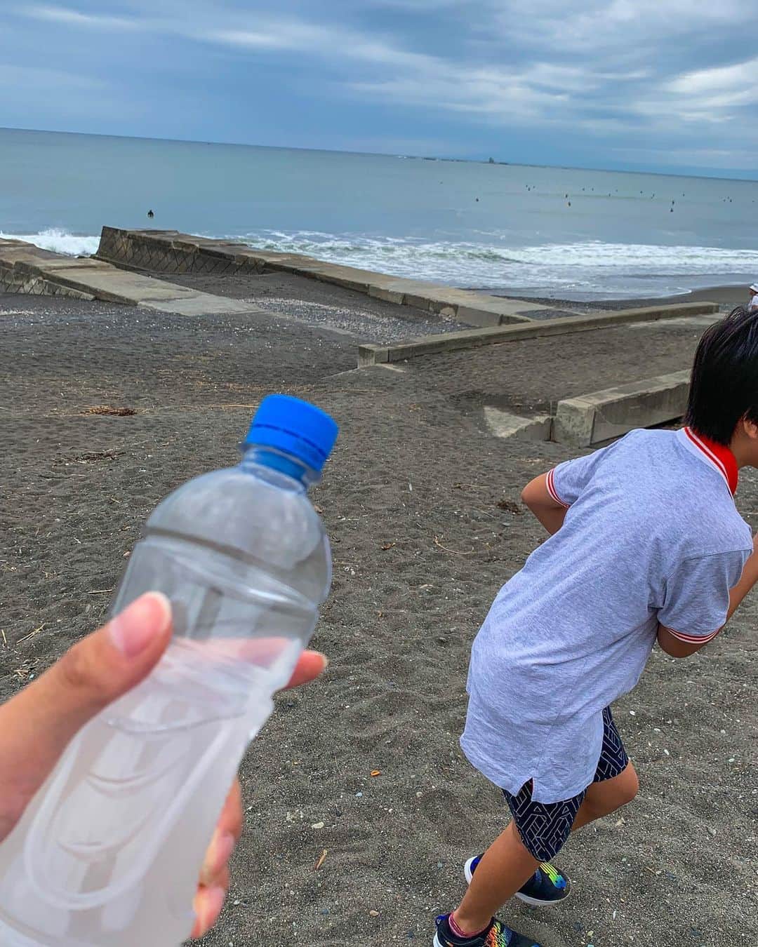柴田翔平のインスタグラム：「息子と波チェック✔️ 久しぶりに海に行ったらペットボトルのゴミがやたら目立った。。 息子と「しっかしペットボトルのゴミが多いね〜」と話し、帰りは持てる分だけのゴミを拾って帰ろうと話し二人でビーチクリーン😊 昔よりかなりポイ捨てが罪になってきたけど、もっともっと個々の意識を高めて欲しい。 久しぶりに地元に帰ってきて感じた。」