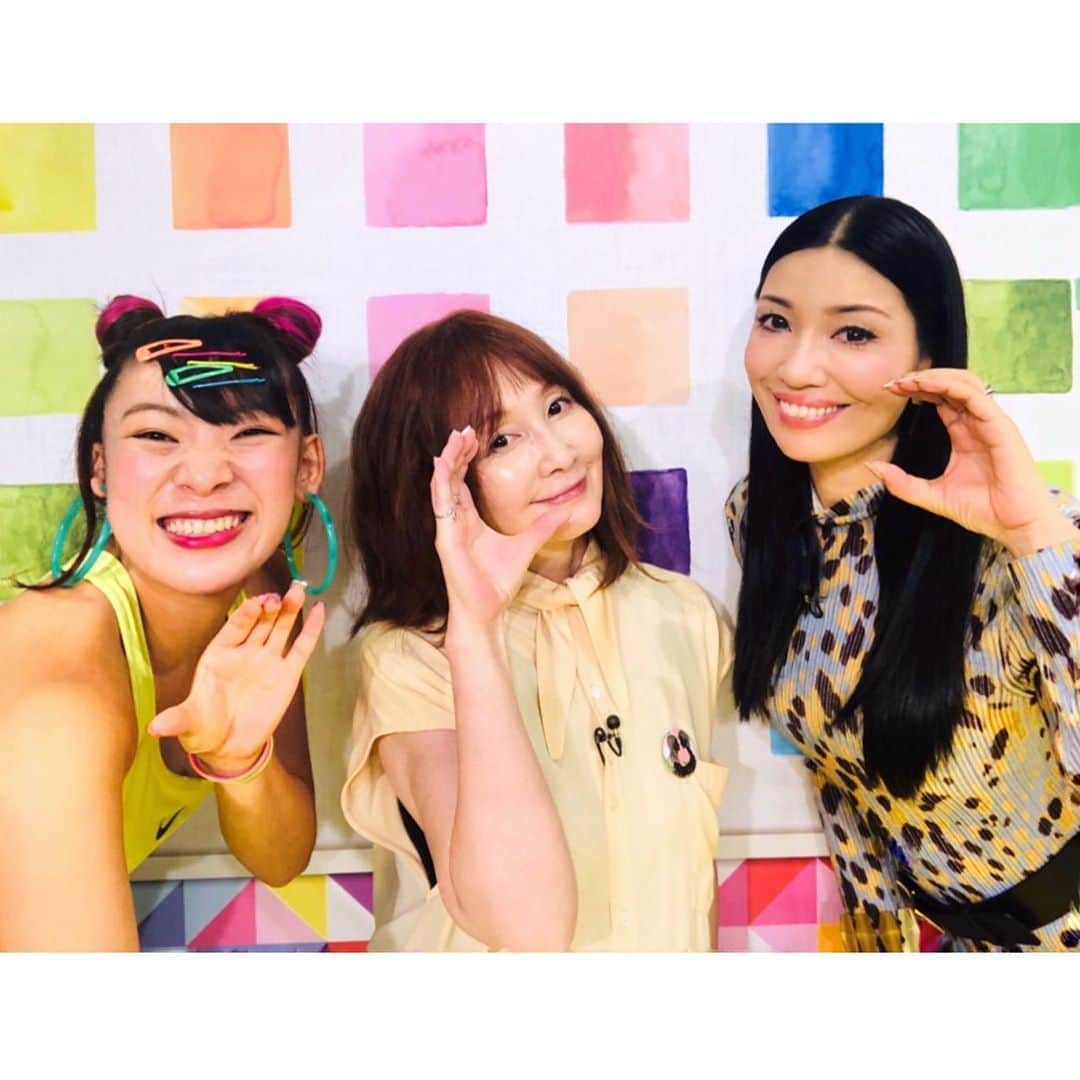 のインスタグラム：「今日は、TOKYO MX【日曜はカラフル】にて、YOUさんに初めてお会い出来て感激❣️ ヤングカラフルズのフワちゃんも来てくださり、楽しい時間を過ごすことが出来ました❤️ そして今夜は ・18:30〜20:00 TBS【バナナマンのせっかくグルメ】 ・22:00〜22:54 MBS【林先生が驚く初耳学】内にて【アンミカ先生が教えるパリコレ学2】の放送日です！ 明日は ・11:55〜13:45 フジテレビ 【バイキング】 ・17:00〜17:59 TOKYO MX 【 5時に夢中! 】（ふかわさんの代打MC) に出演致します☺️ お時間許す方は是非、ご覧くださいませ。 。 #youさんはキュートでお肌がツルツルでとっても楽しい方でした！ #ふわちゃん相変わらずのテンションが好き❤️ #クリスさんが先日のTSVの鞄を買ってくれていて感激！ #私は白でクリスさんはブルーの  @pelleborsajapan リュックトート #キダマイケルさんお誕生日おめでとう🎂 @sunday_colorful @fuwa876 @pelleborsajapan」