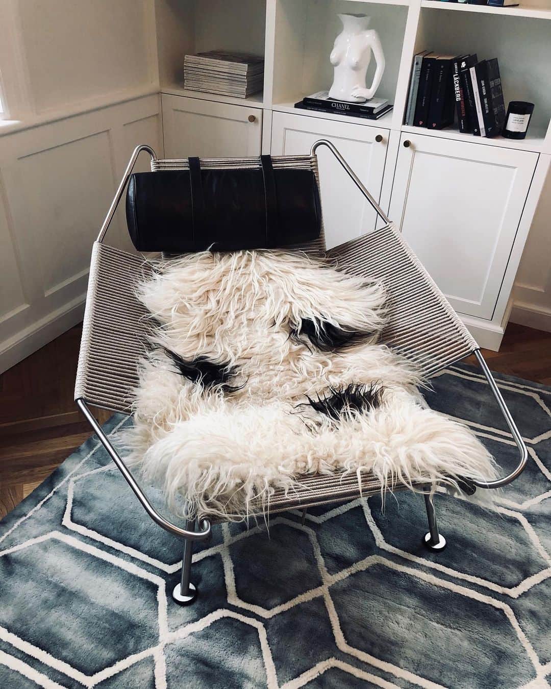 ペニーレ・タイスベックのインスタグラム：「This one has been with me for years and always makes me feel at home🖤」