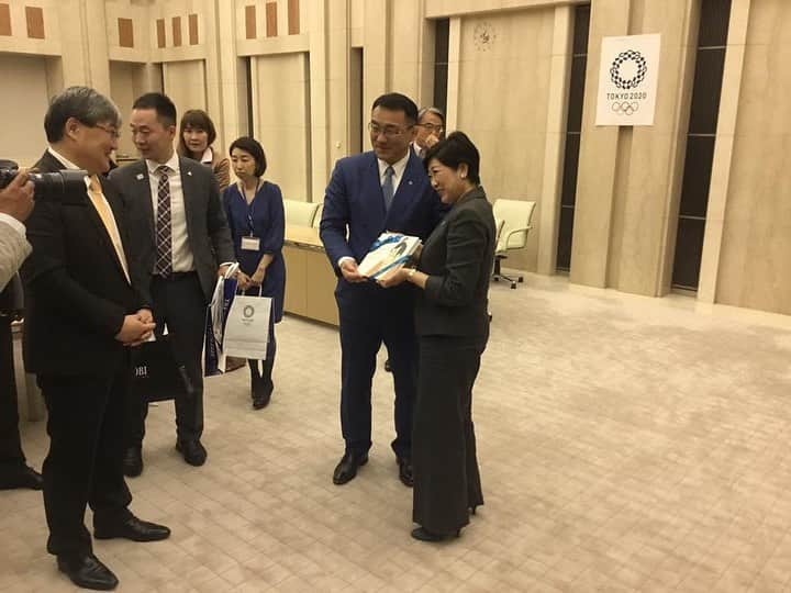 小池百合子さんのインスタグラム写真 - (小池百合子Instagram)「モンゴル日本議員連盟会長 ドルゴルスレン・ソミヤーバザル鉱業・重工業大臣が都庁に。朝青龍のお兄さん。ご本人もレスリングの選手だった。都市鉱山によるメダルプロジェクトのコンセプトについて紹介した。モンゴルの資源も有効に活用されることを期待する。」9月22日 19時52分 - yuriko.koike