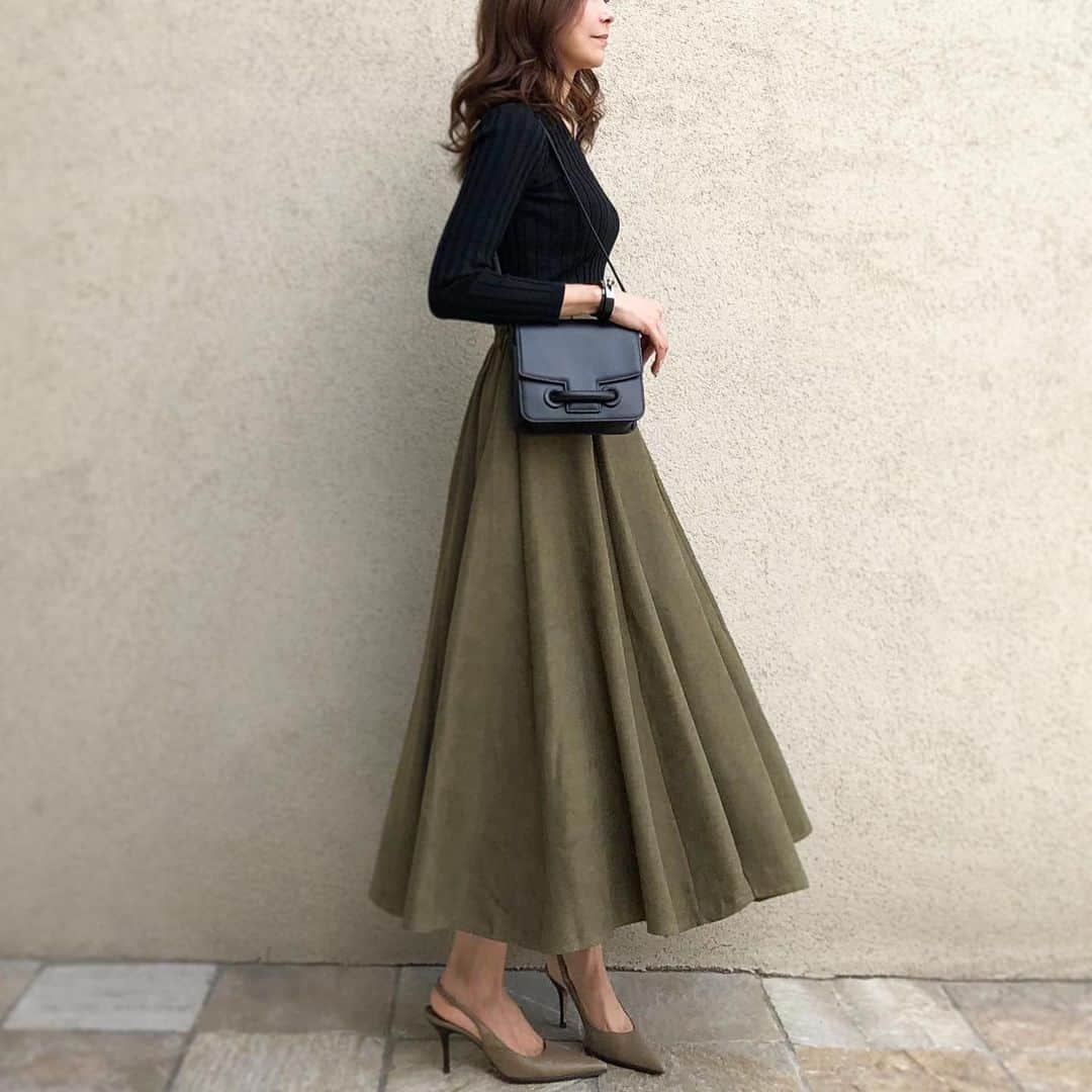 akko3839さんのインスタグラム写真 - (akko3839Instagram)「﻿ ﻿ ﻿ ﻿ ﻿ black×khaki﻿ ﻿ ﻿ 秋も大好きなfit & flareコーデ﻿ Vの開きが絶妙にいい感じのニット﻿ ﻿ ﻿ ﻿ top skirt #fifth#fifthtl  @fifth_store ﻿ bag / vasic﻿ pumps / dolcegabbana﻿ ﻿ ﻿ ﻿ ﻿ ﻿ ﻿ ﻿ ﻿ #フィフス#フィットニット#Vネックトップス ﻿ #スエードフレアロングスカート ﻿ #fashion#ootd#outfit#code#coordinate#style#stylepoint#instafashion#instagood#instalike#ファッション#コーディネート#コーデ#プチプラ#プチプラコーデ#アウター#ママコーデ#160cm以上コーデ#ロングスカート#フィットニット#フェミニン#スカートコーデ﻿」9月22日 19時54分 - akko3839