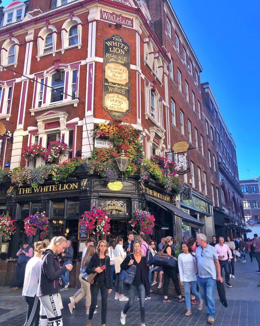 Seyda♥ Travel & Natureのインスタグラム：「One fine day with my bestie in #london @mervebozer」
