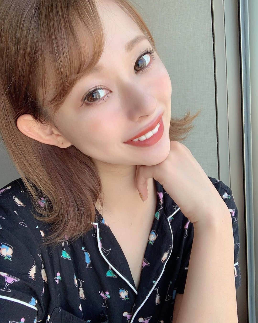 のインスタグラム：「ㅤㅤㅤ ㅤㅤㅤ 最近歯が白いけど何かしてるん？て 聞かれること多くて、、、、、 実はずっと(@pearlwhitepro )使ってるねん❤️ ㅤㅤㅤ  歯ブラシにつけて磨くだけ！！ 毎日してたらどんどん白くなって 自分では気づいてなかったけど ほんまに歯白いね！て言われること多いから ほんまにきいてるんやな〜てなった🥰  これからも愛用しよ😆💫 ㅤㅤㅤ ㅤㅤㅤ  #ホワイトニング #ノー歯医者 #歯磨きスマイル #パールホワイト #パールホワイトプロ #岡島かれん」